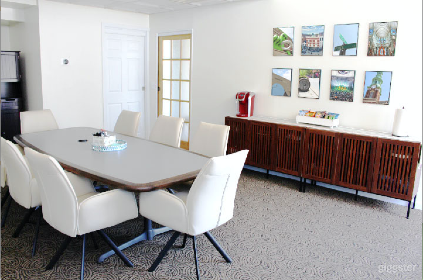 Versatile Corner Hub Meeting Room Photo 2