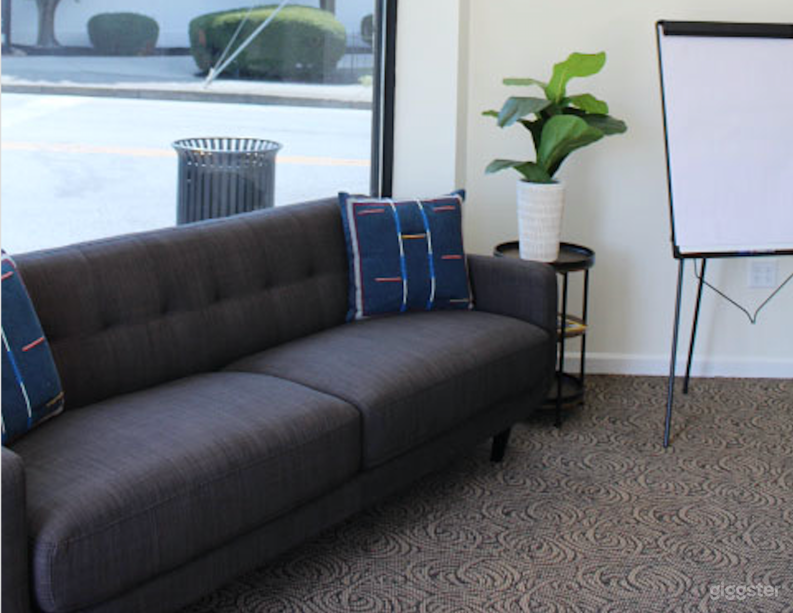 Versatile Corner Hub Meeting Room Photo 4