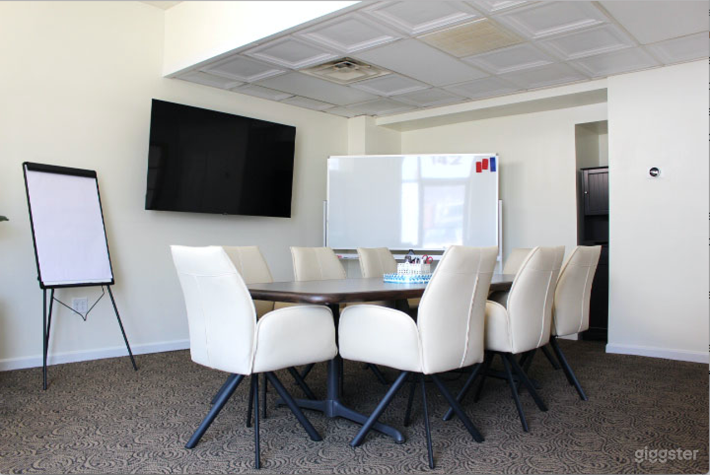 Versatile Corner Hub Meeting Room Photo 3