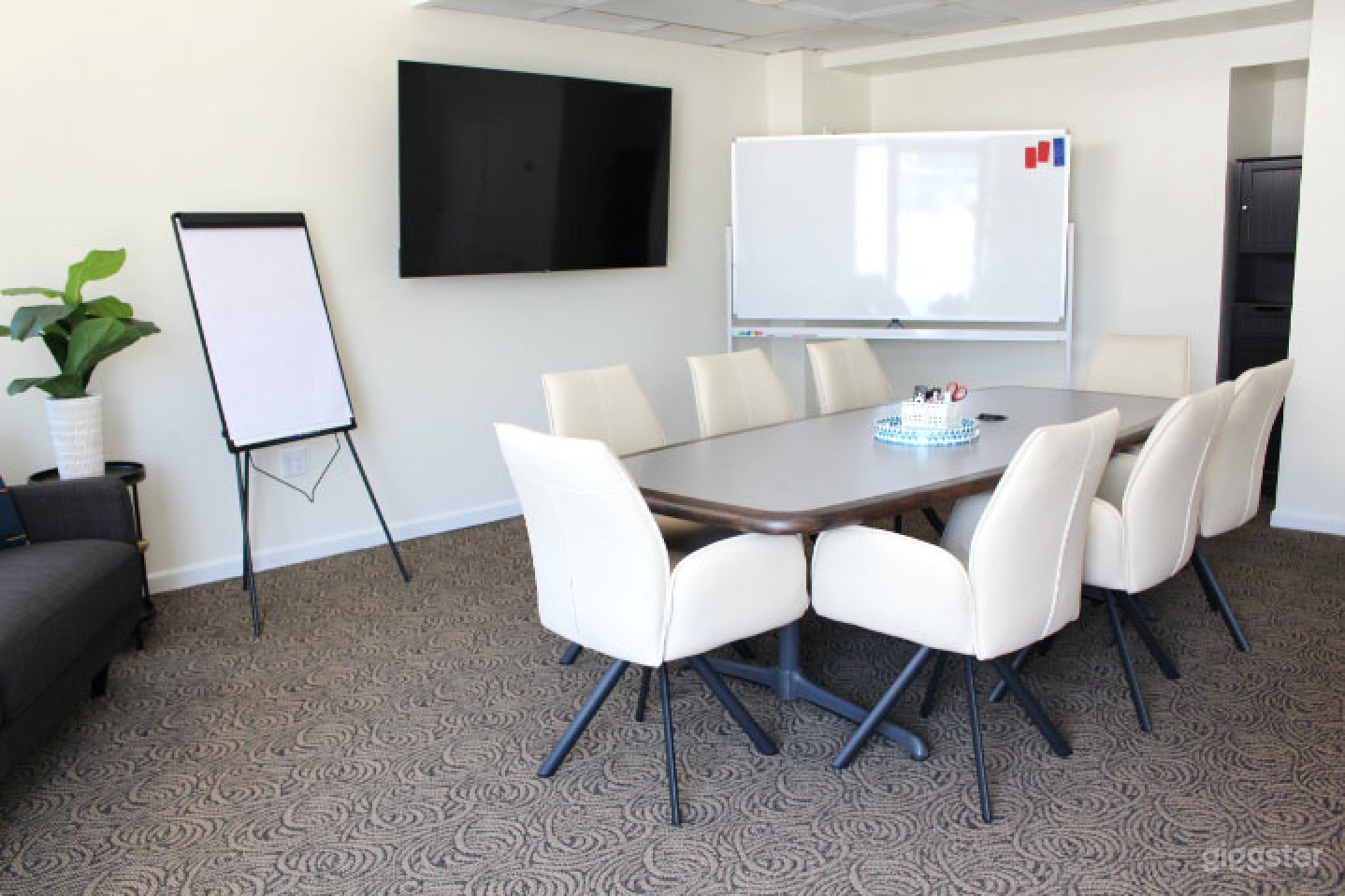 Versatile Corner Hub Meeting Room Photo 1