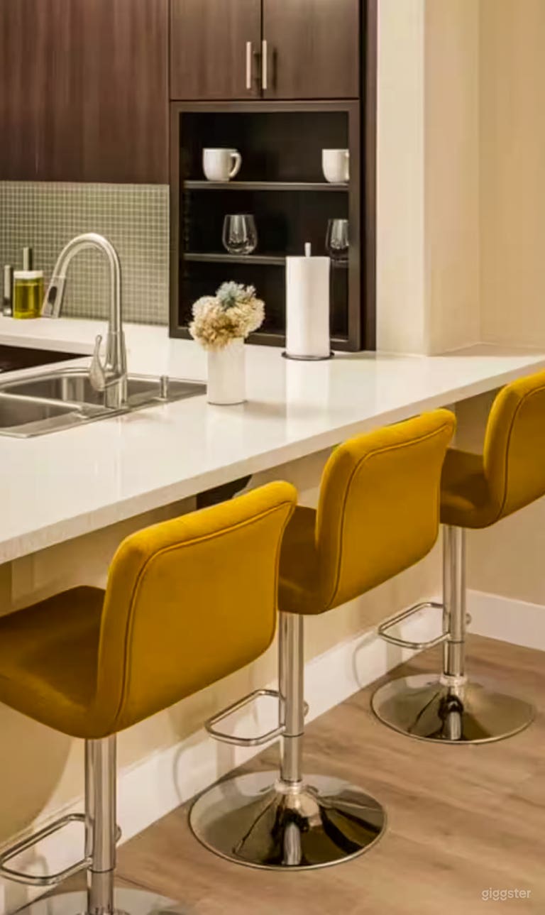  Chic Modern LA Apartment with Natural Light & Stylish Inter 