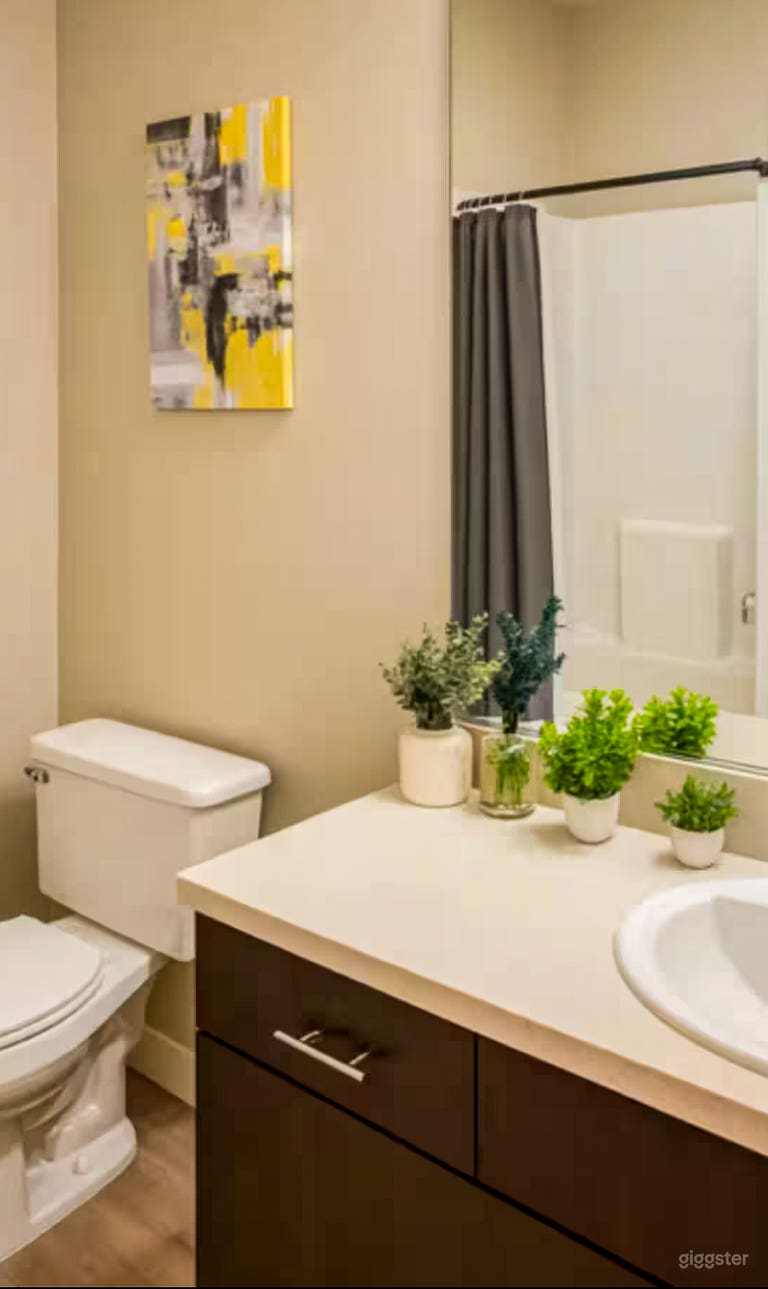  Chic Modern LA Apartment with Natural Light & Stylish Inter 