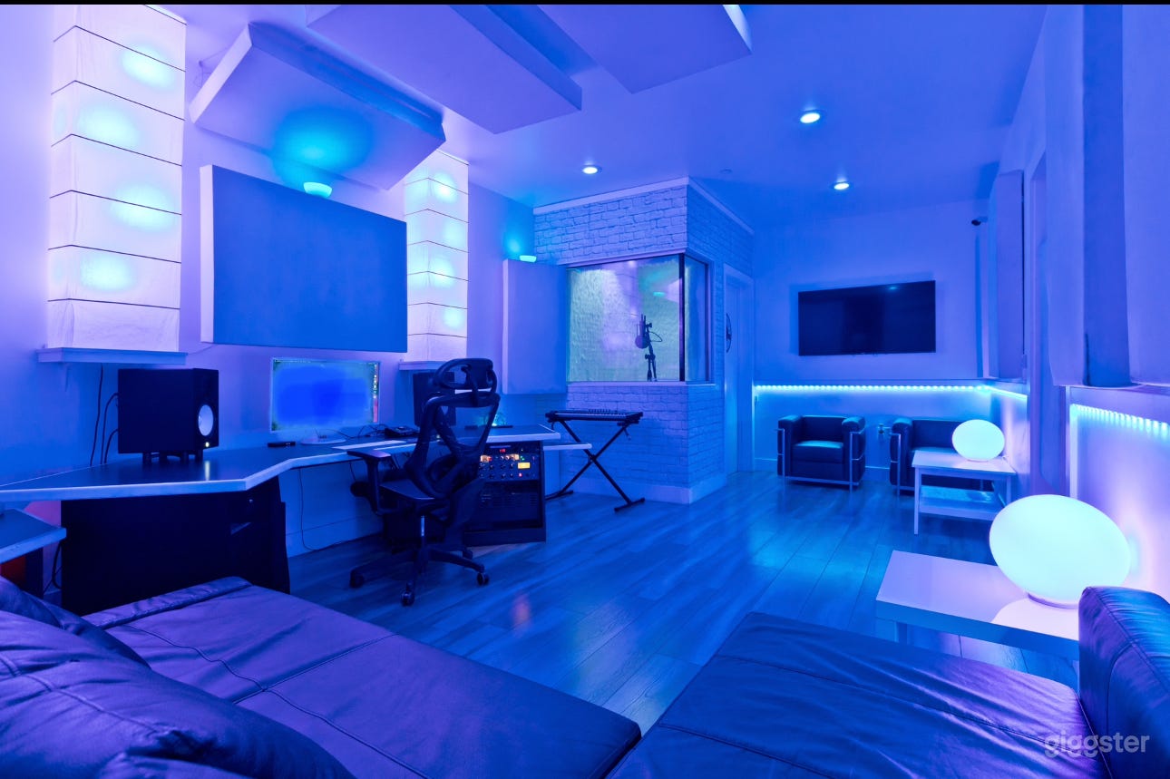 ICE Box | White Studio
Fur Booth 
Attached to Lobby