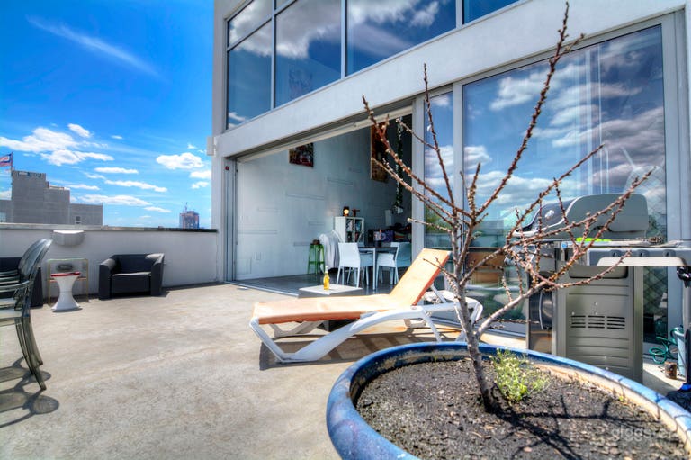  Modern Pentloft w/ Sound System -Rooftop City View 