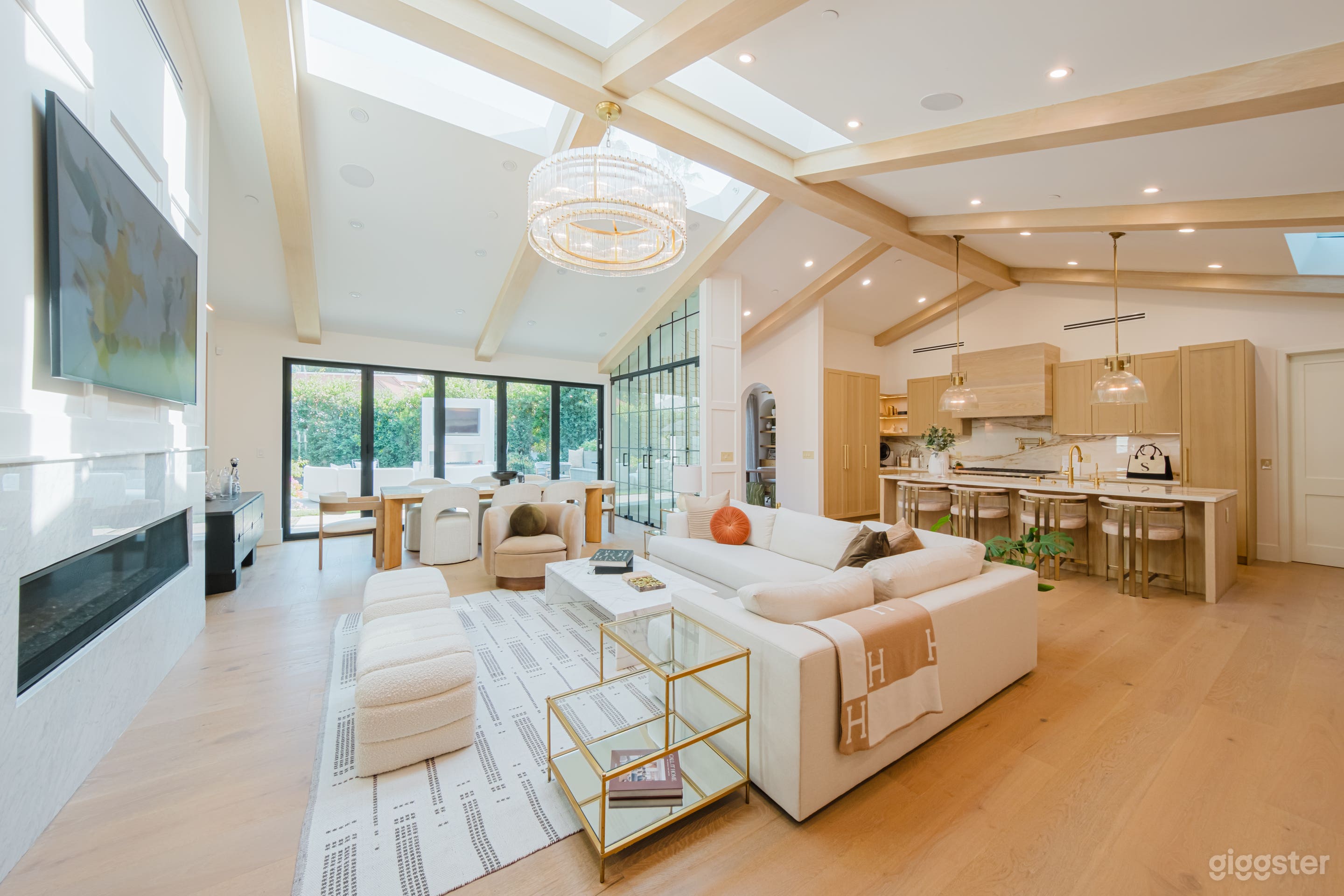 CHIC CANYON RETREAT WITH MODERN FLAIR Photo 2