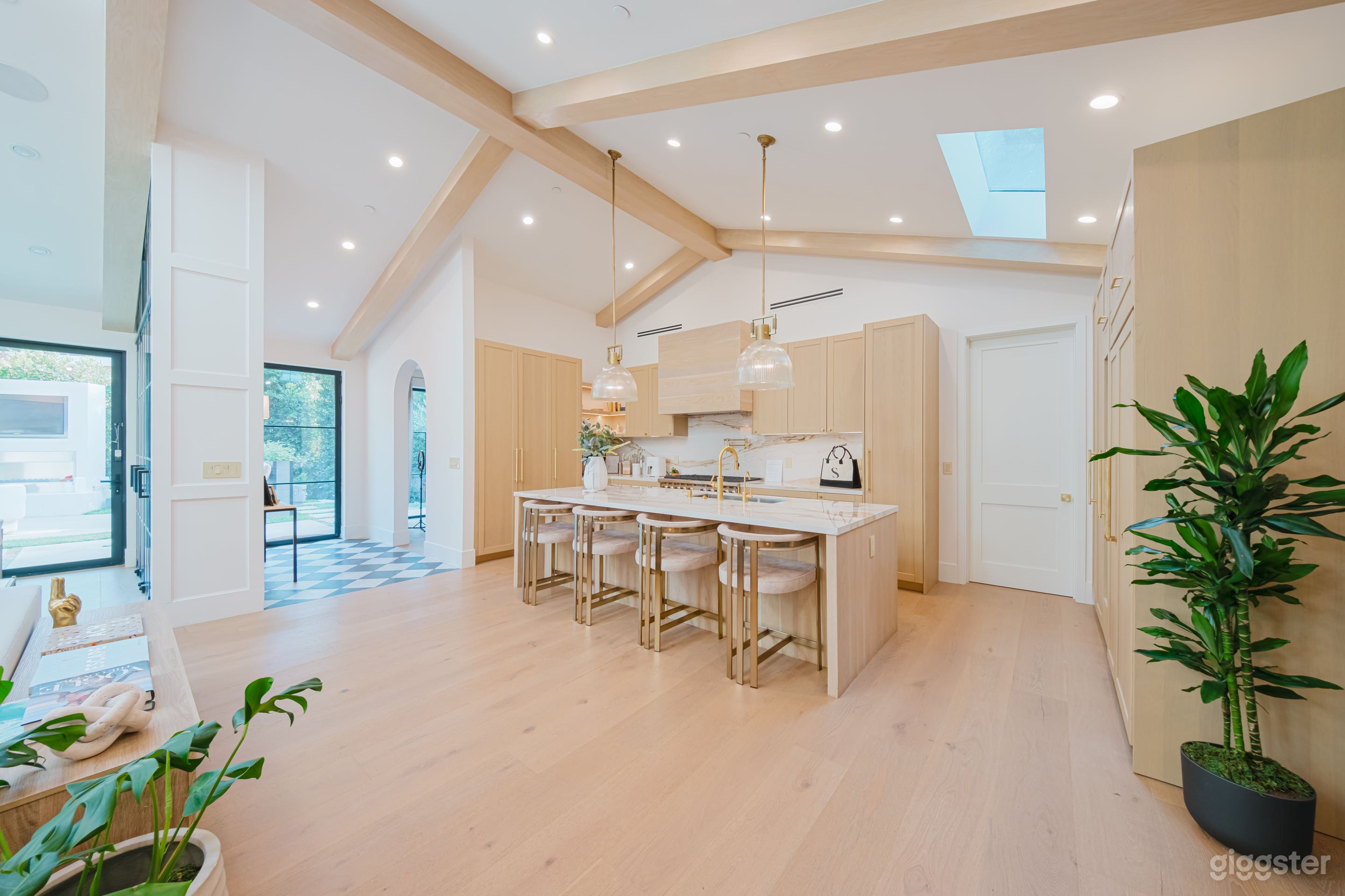 CHIC CANYON RETREAT WITH MODERN FLAIR Photo 3