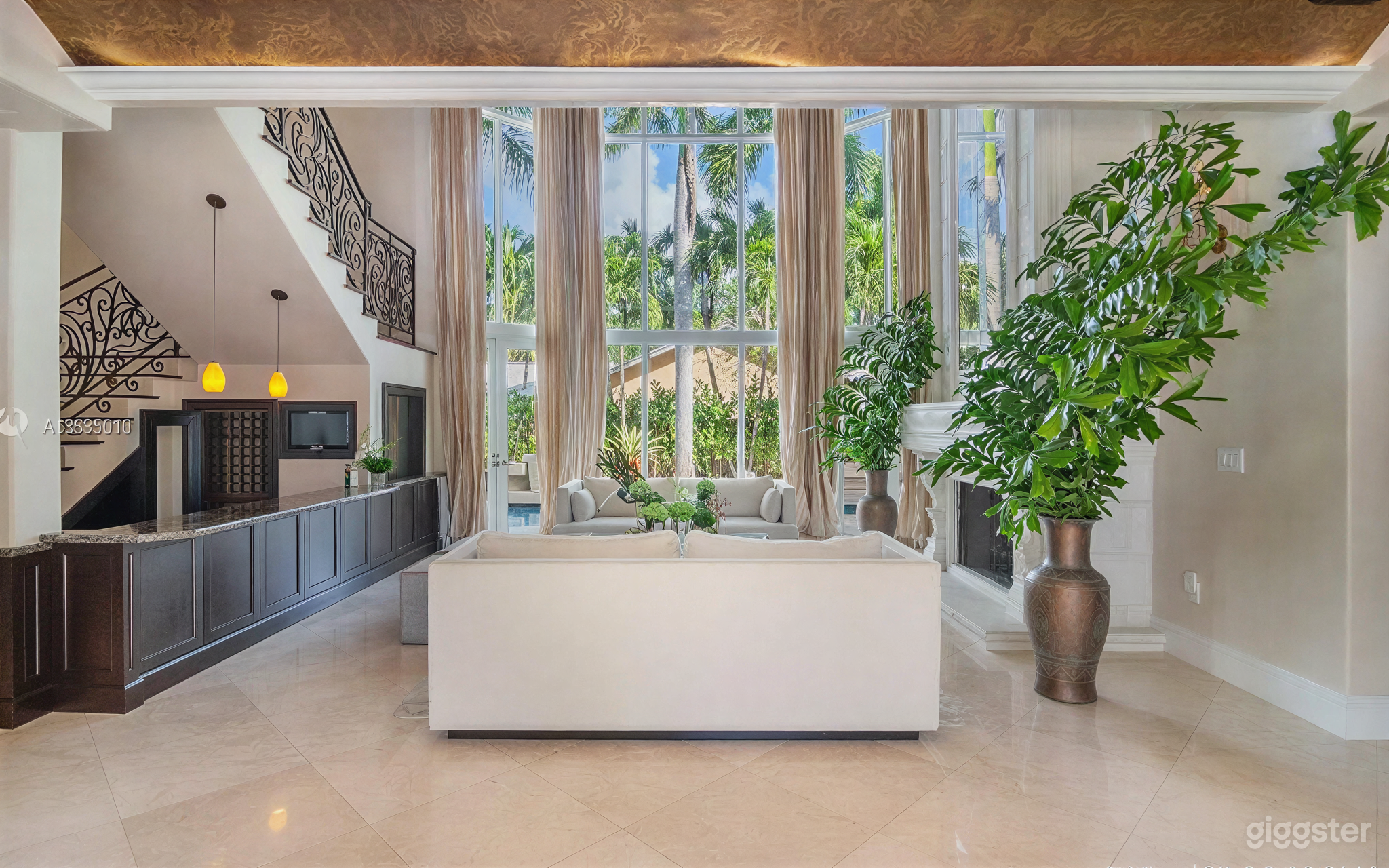 Luxurious Mediterranean-Modern Estate with Private Pool Photo 4