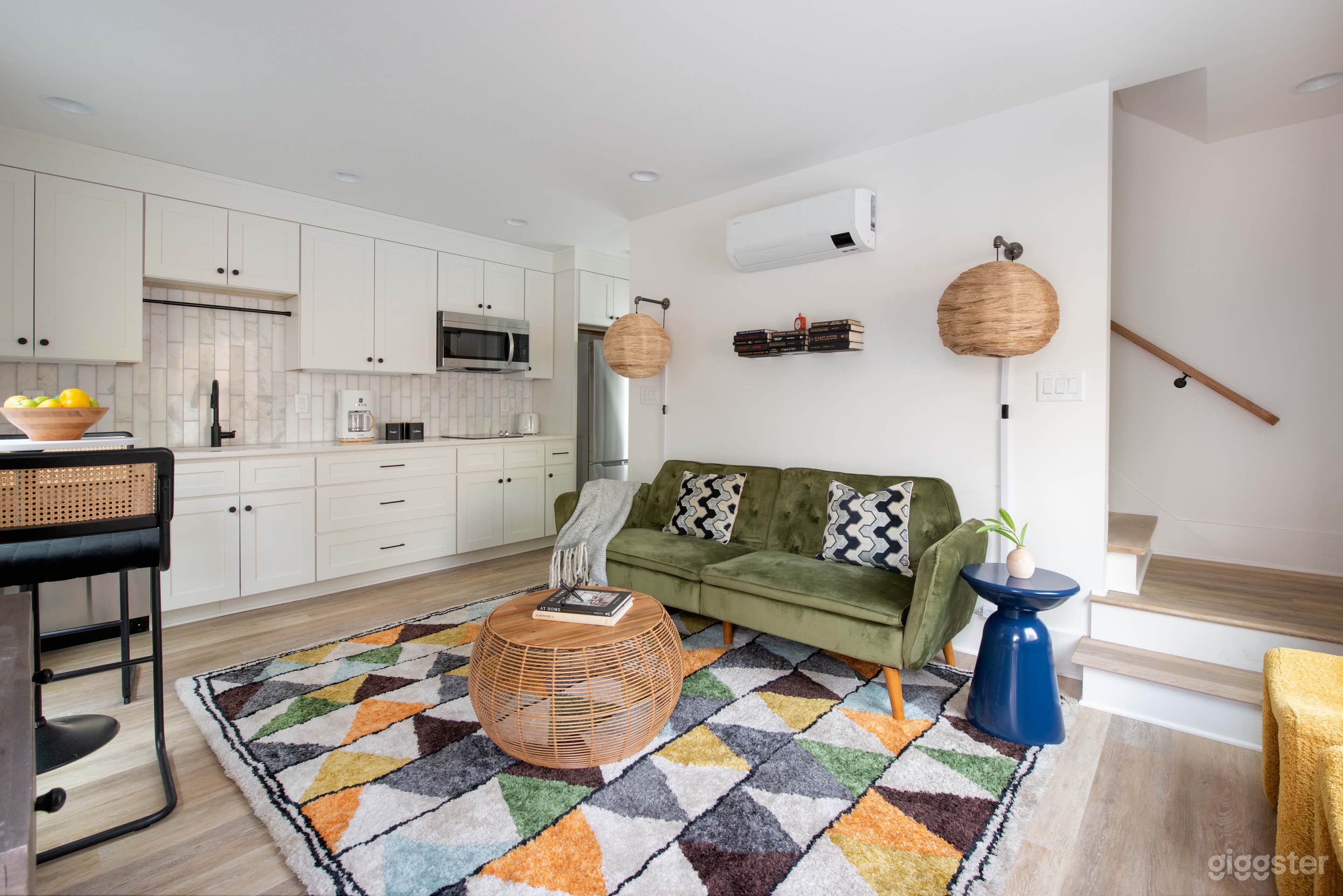 Champagne Wishes: Chic Urban Townhome  Photo 2