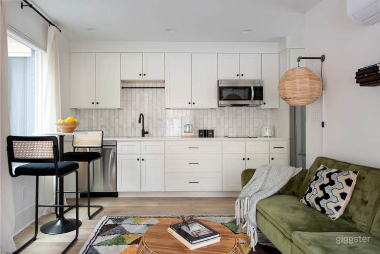  Champagne Wishes: Chic Urban Townhome  