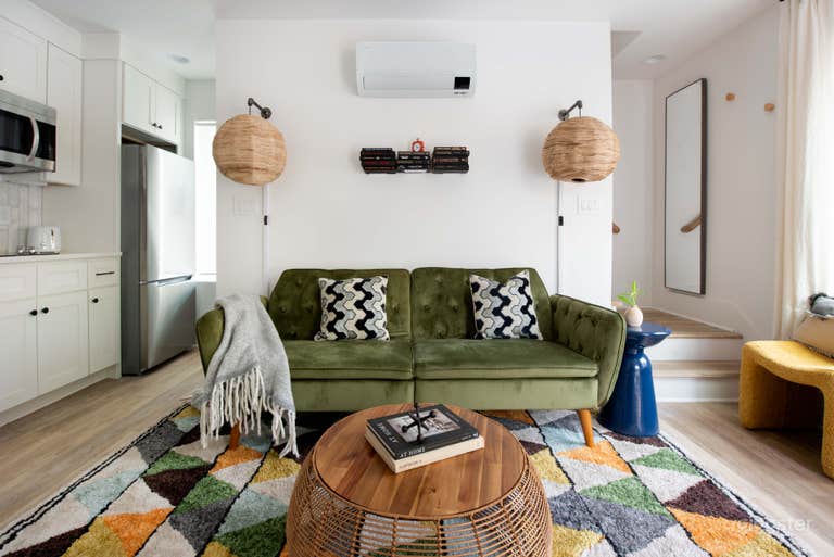  Champagne Wishes: Chic Urban Townhome  