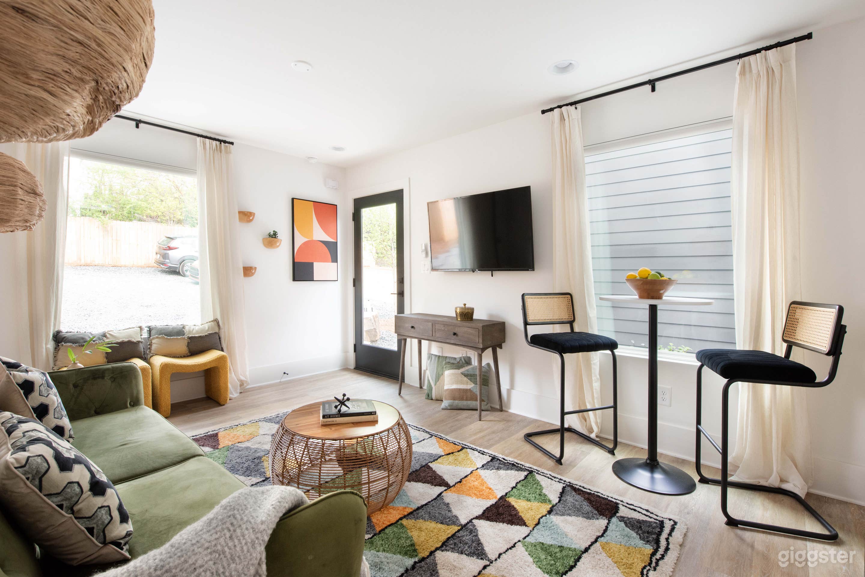 Champagne Wishes: Chic Urban Townhome  Photo 1