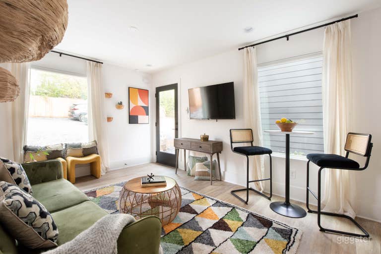  Champagne Wishes: Chic Urban Townhome  