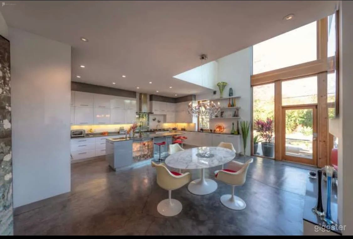 Two Story Modern, Contemporary Home in the Palms A Photo 4