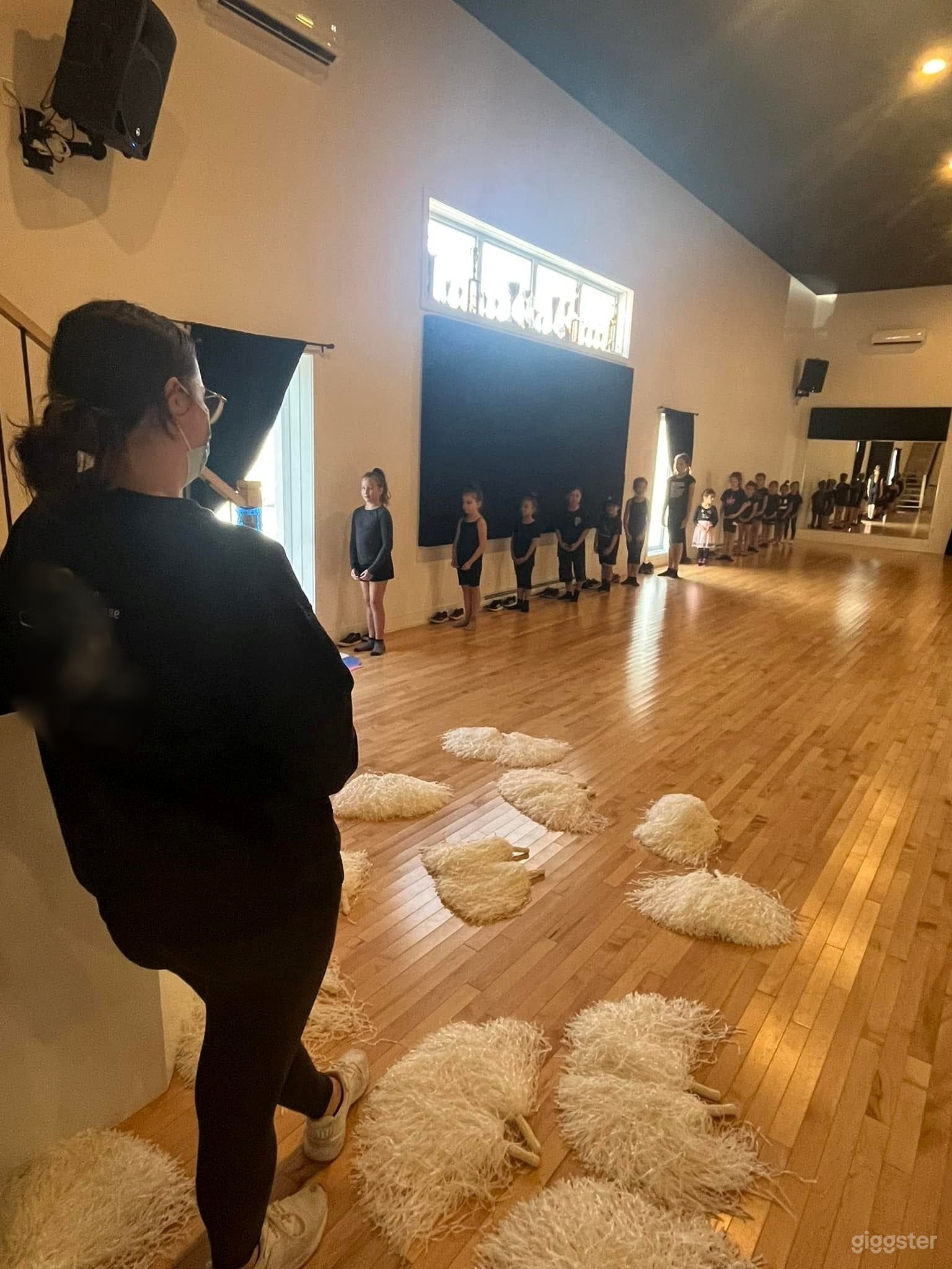 Chic Upstairs Dance Studio 1 Photo 4