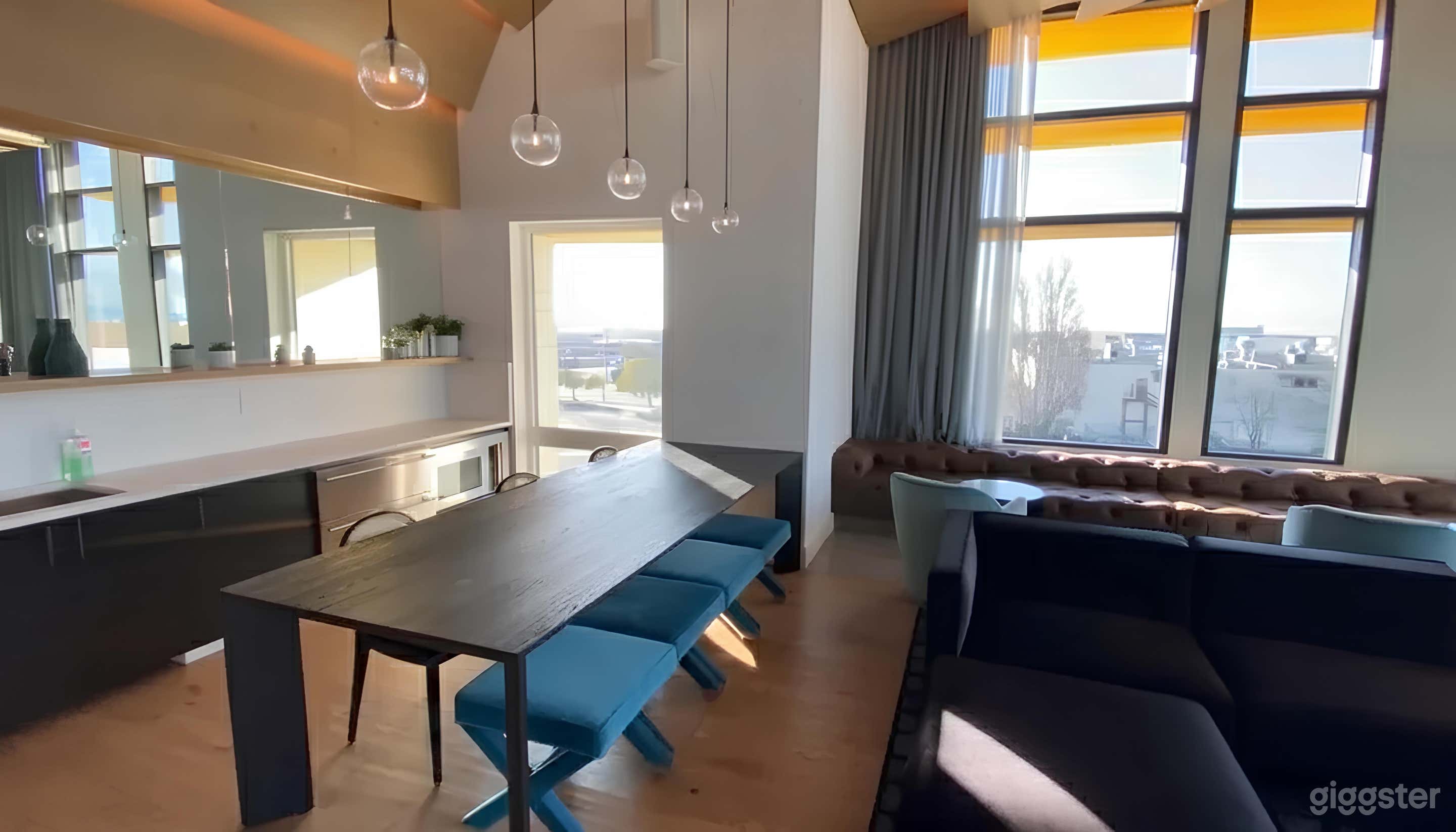 Warm & Open Event Space w/ Beautiful Skyline View Photo 4
