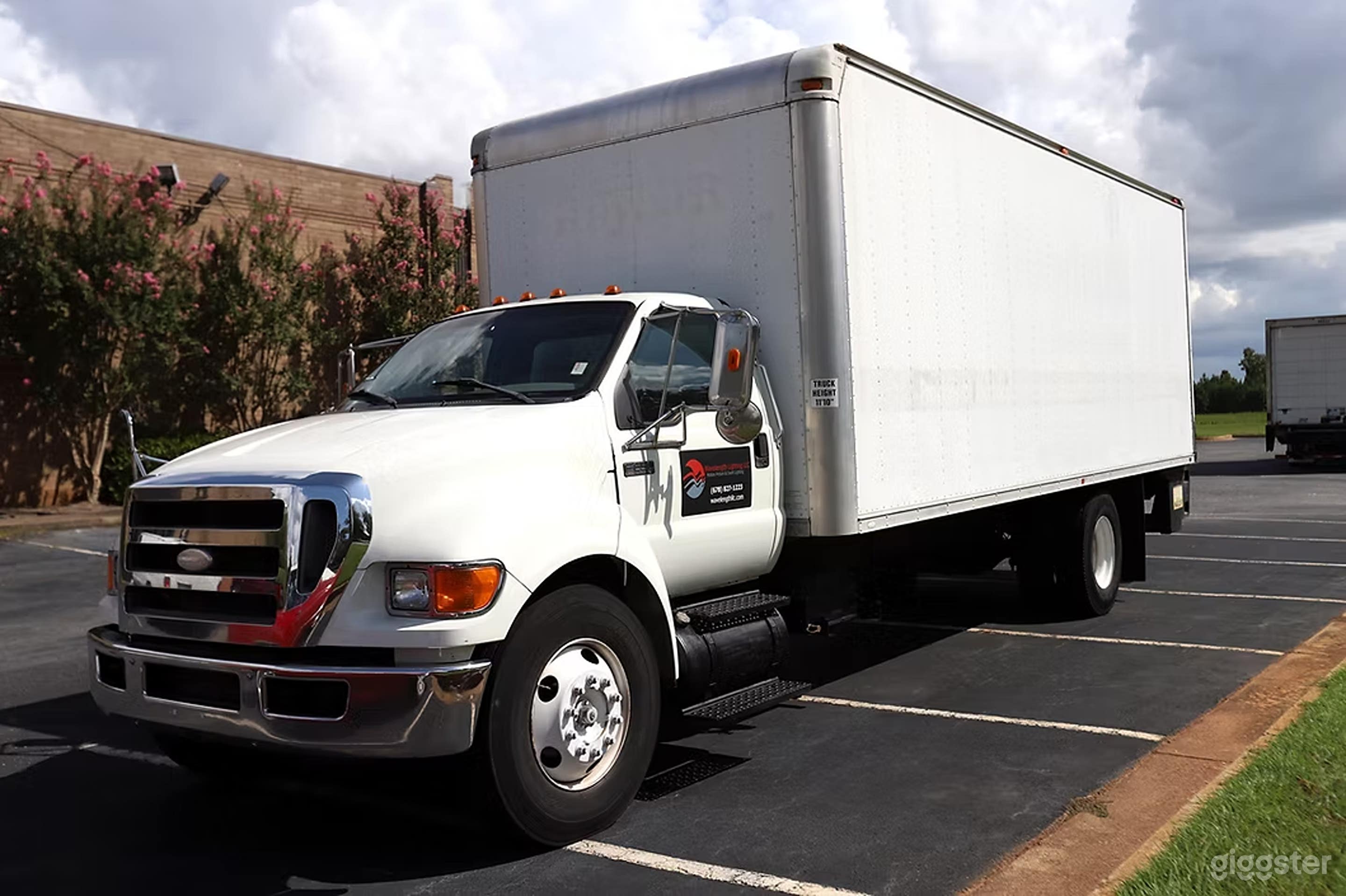 Ford 5-Ton Box Truck Photo 3