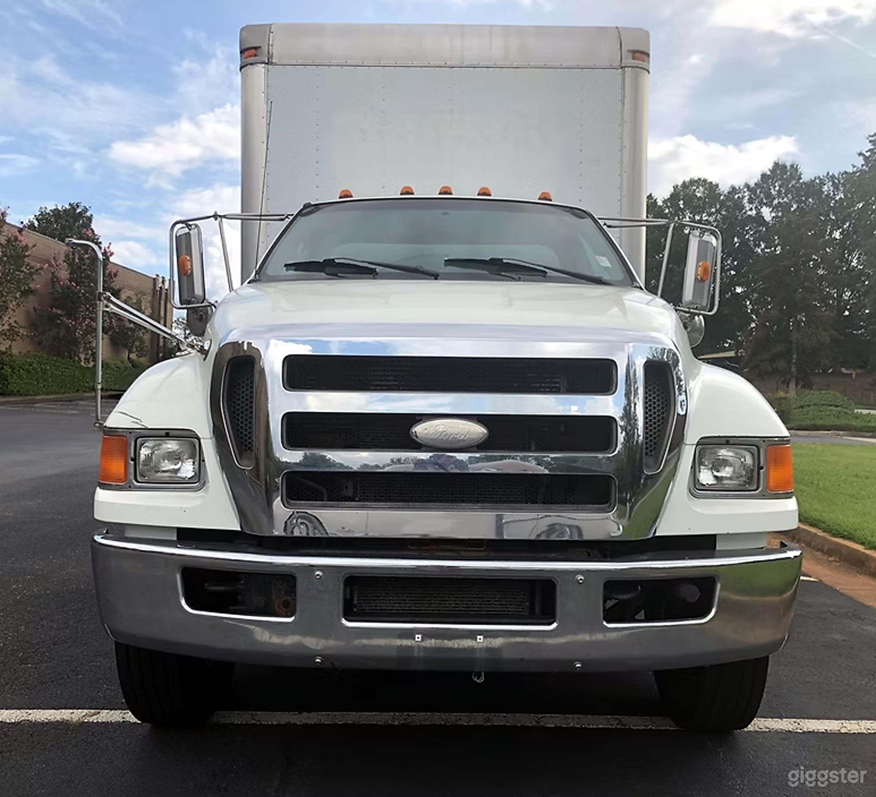 Ford 5-Ton Box Truck Photo 2