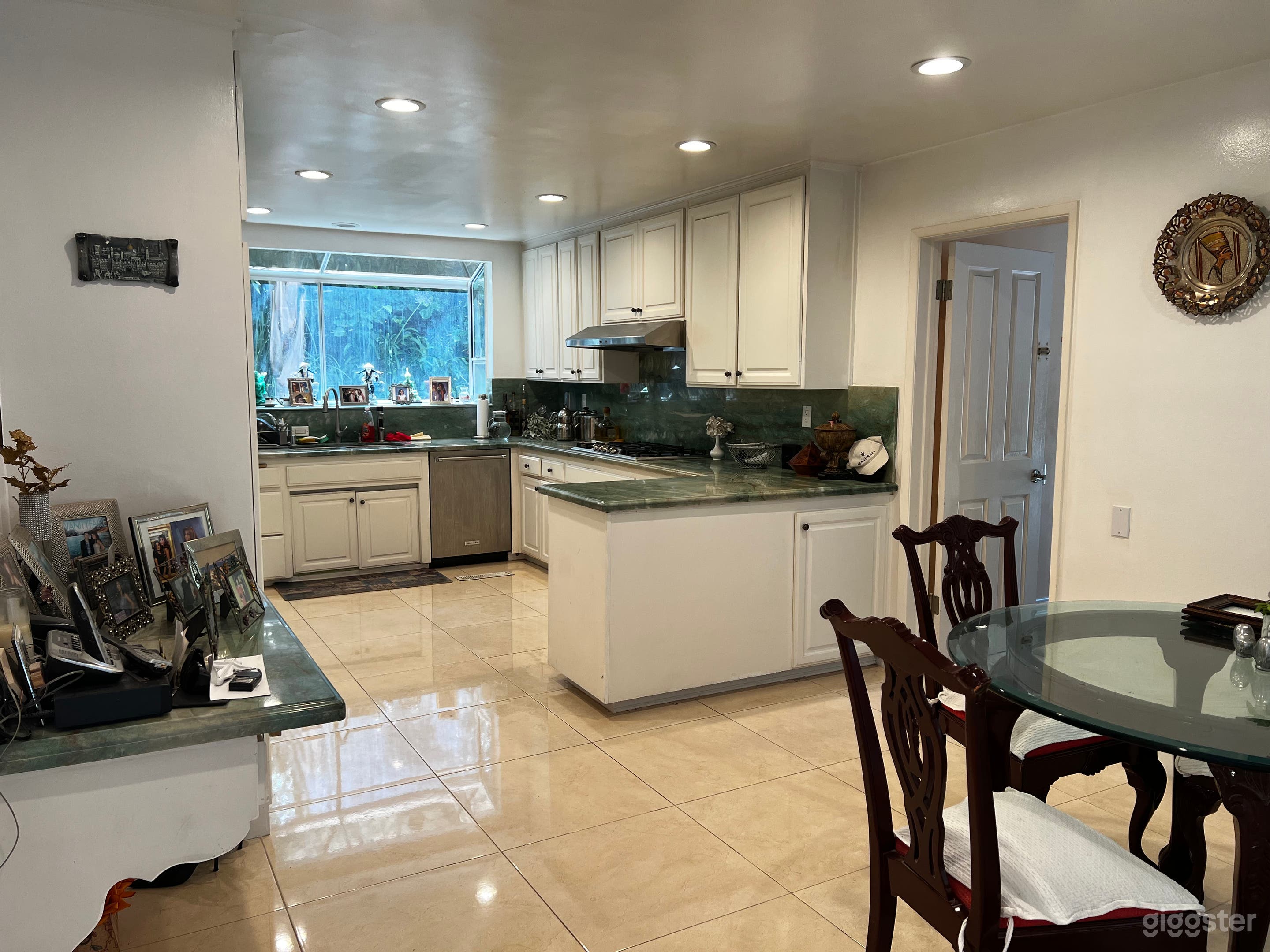 90's White Modern Home Photo 2