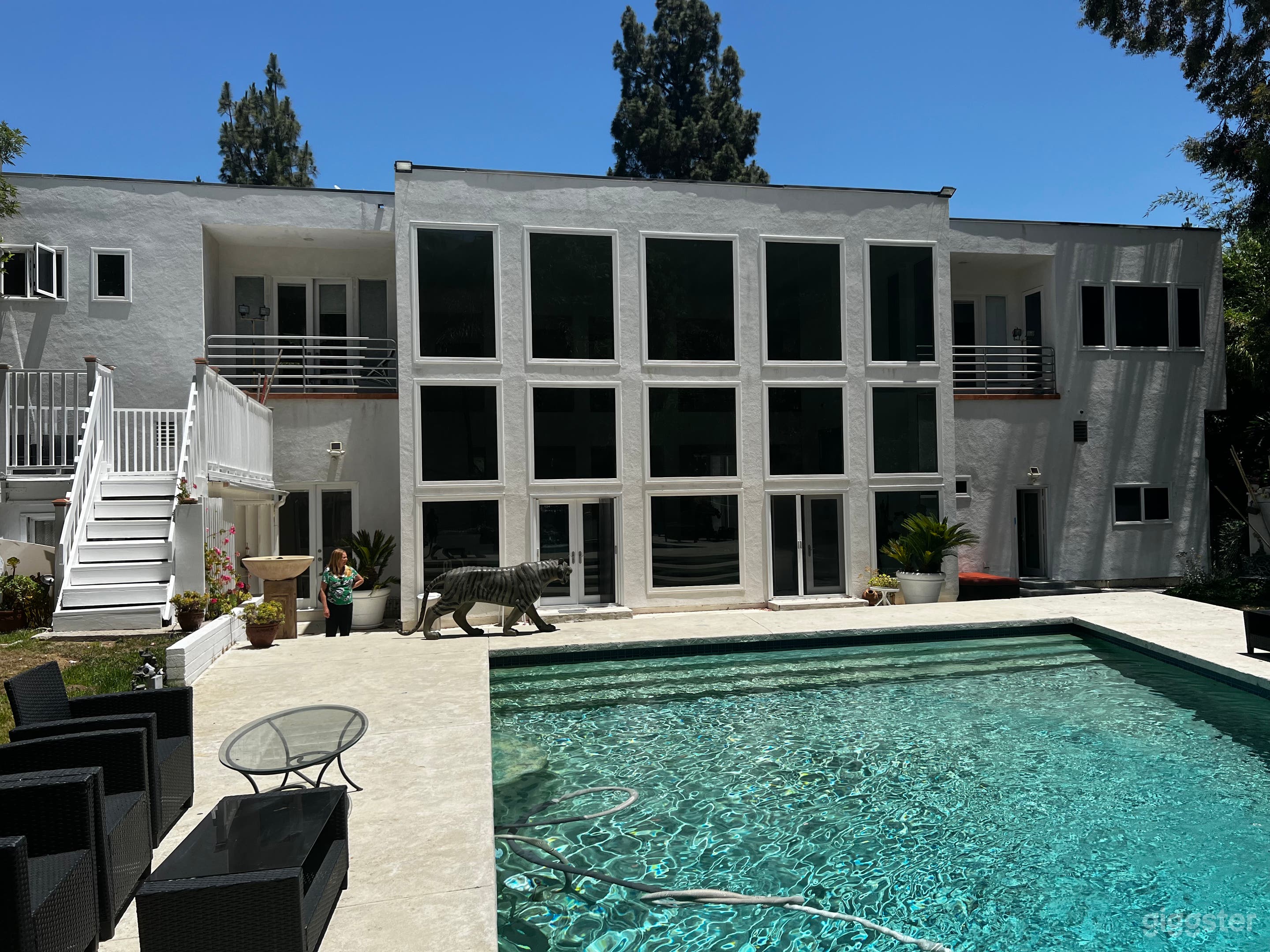 90's White Modern Home Photo 1