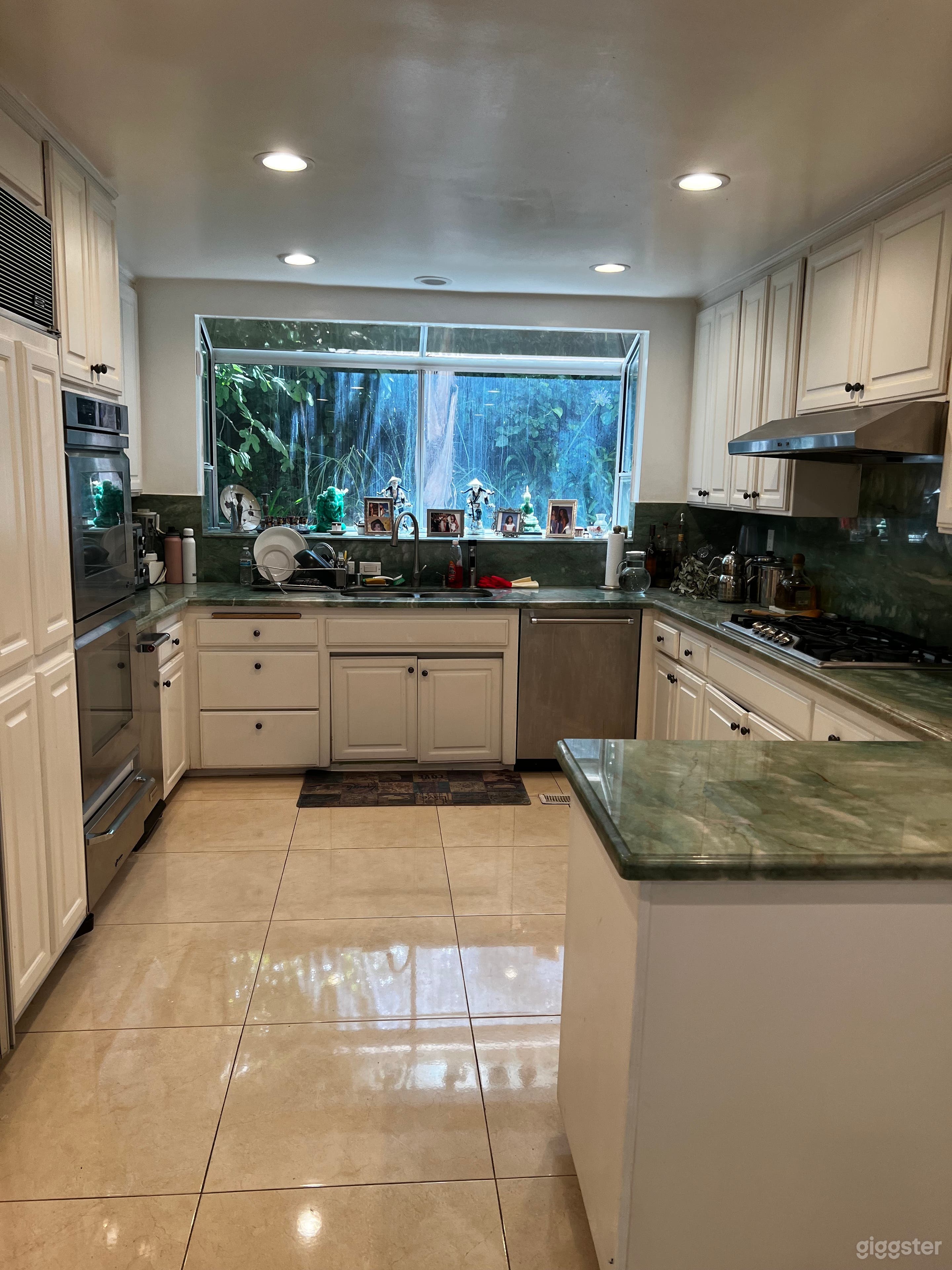 90's White Modern Home Photo 3