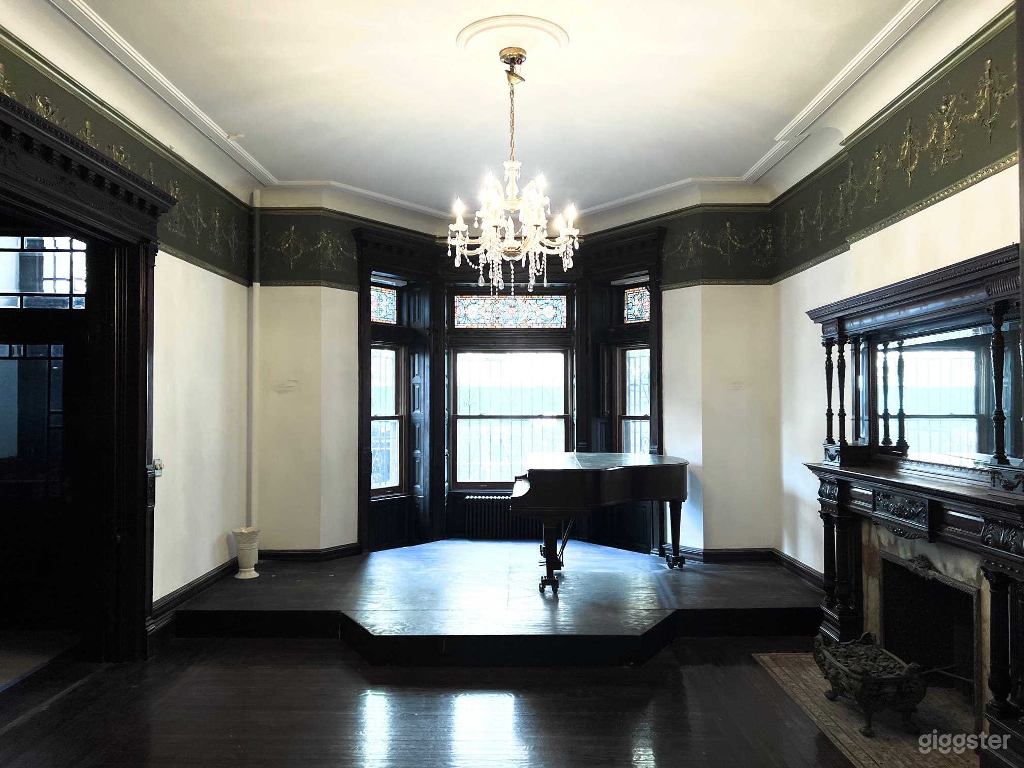 Elegantly preserved, traditional Harlem Townhouse! Photo 4