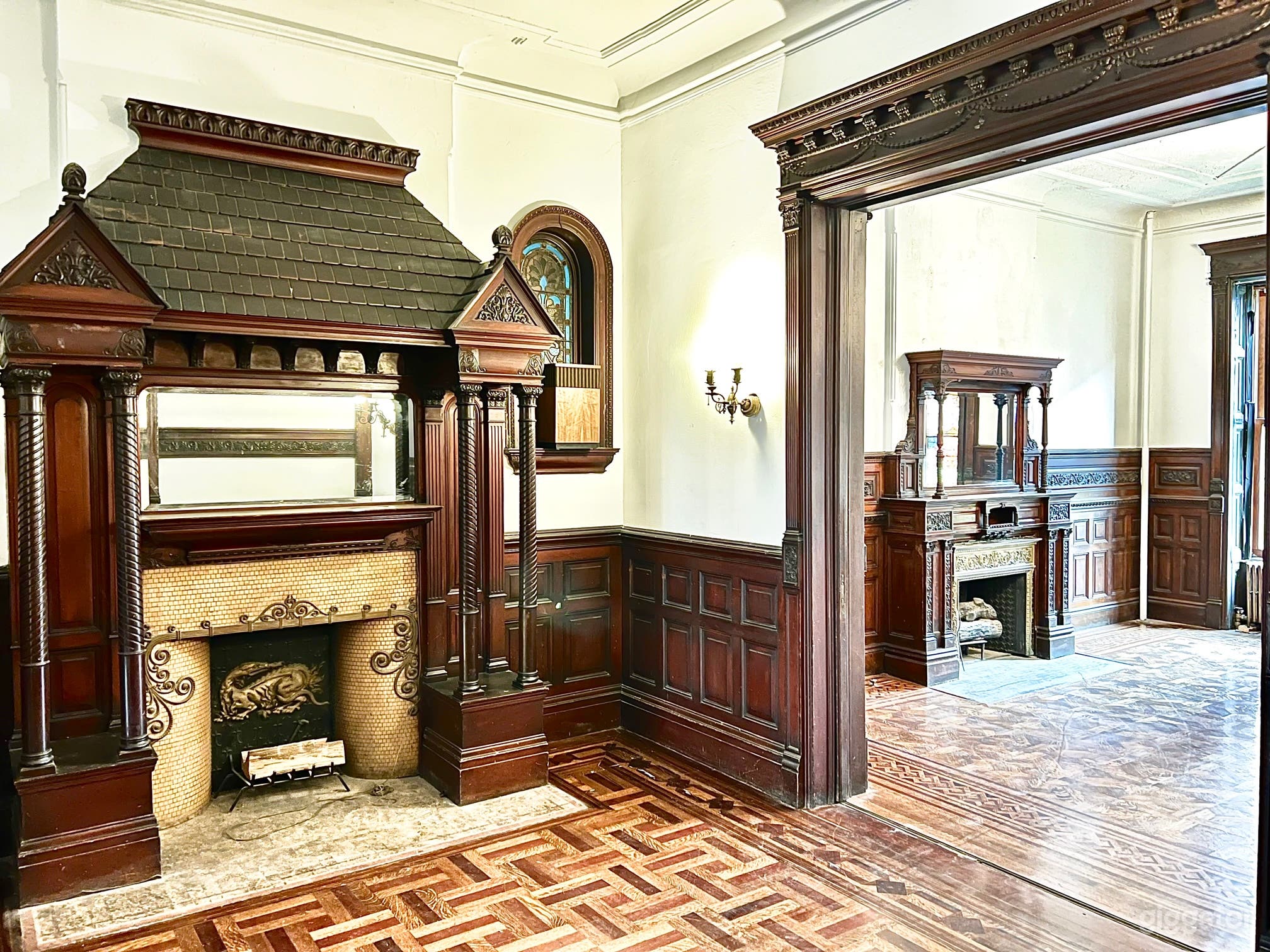 Elegantly preserved, traditional Harlem Townhouse! Photo 1