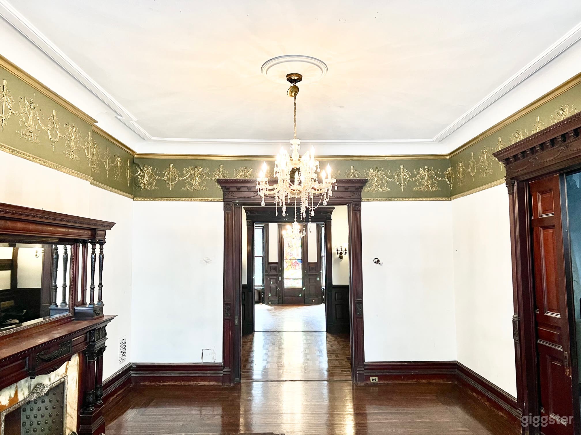 Elegantly preserved, traditional Harlem Townhouse! Photo 3