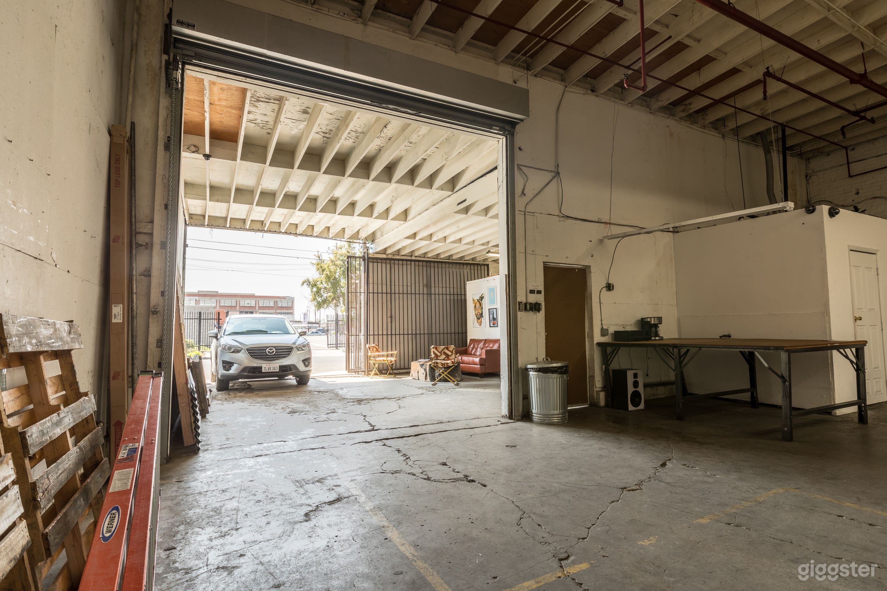 DRIVE - IN LOADING DOCK
