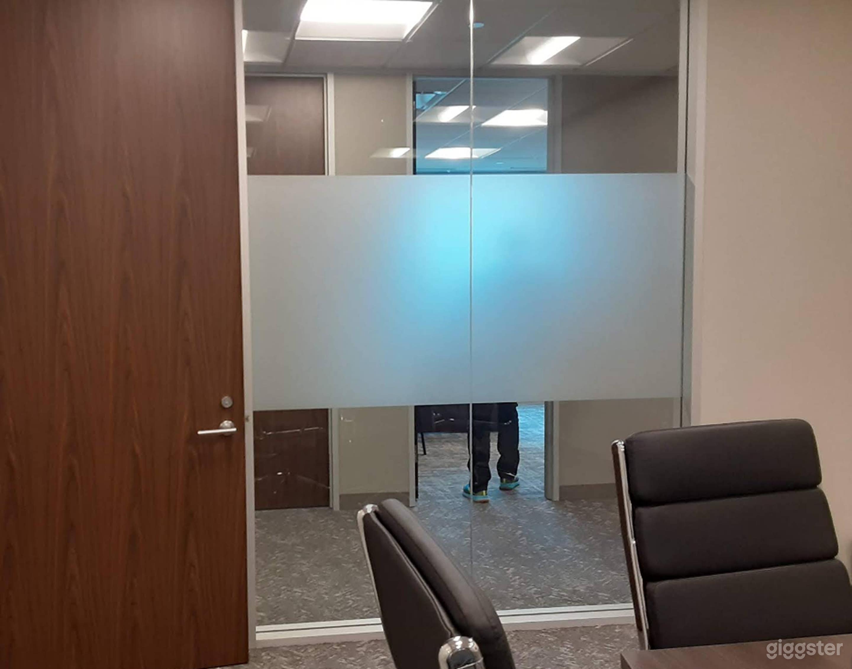 6 People Meeting Room Photo 2