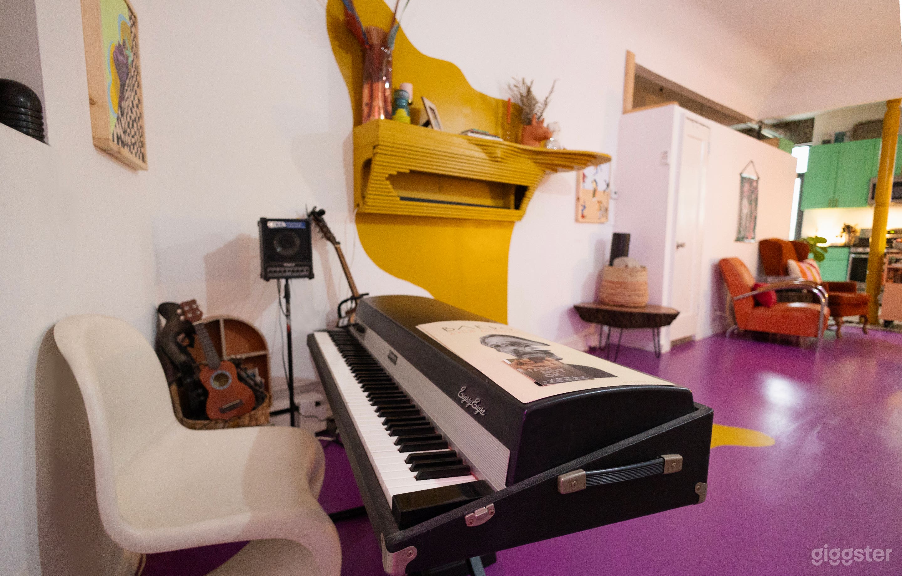 Colorful Spacious Garden Apartment Photo 4