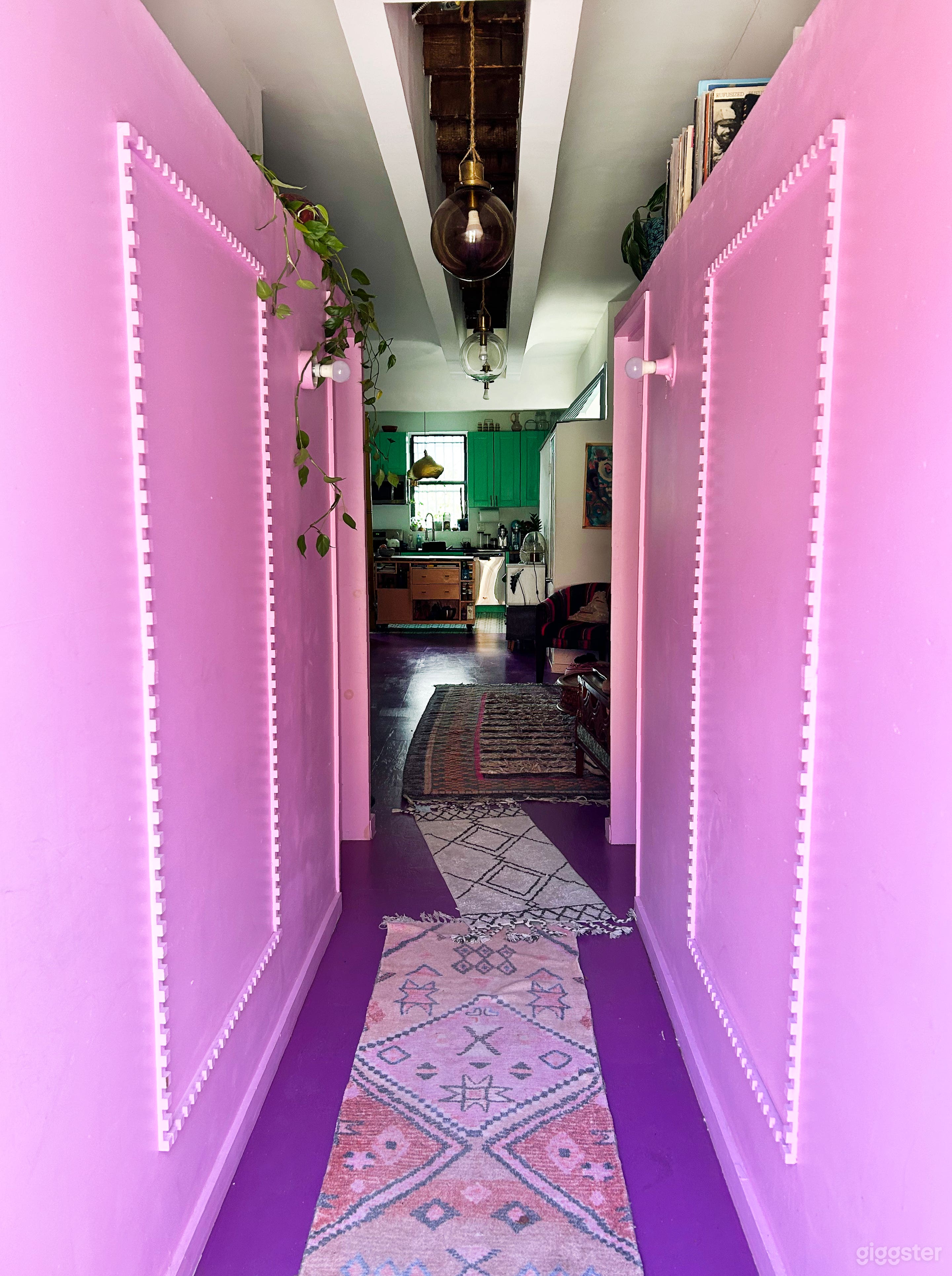 Colorful Spacious Garden Apartment Photo 2