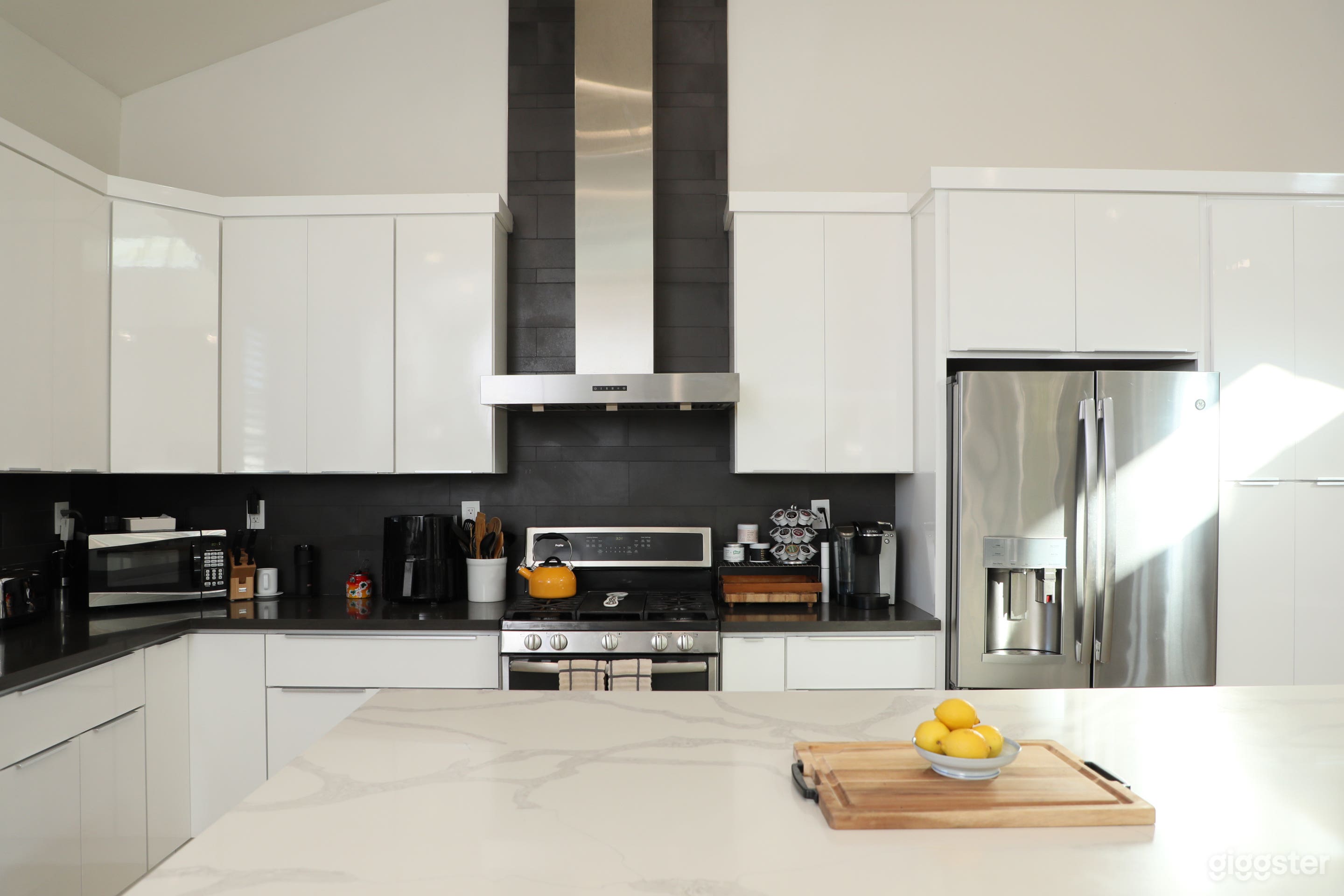 Spacious Open Floor Plan Encino Home Photo 4