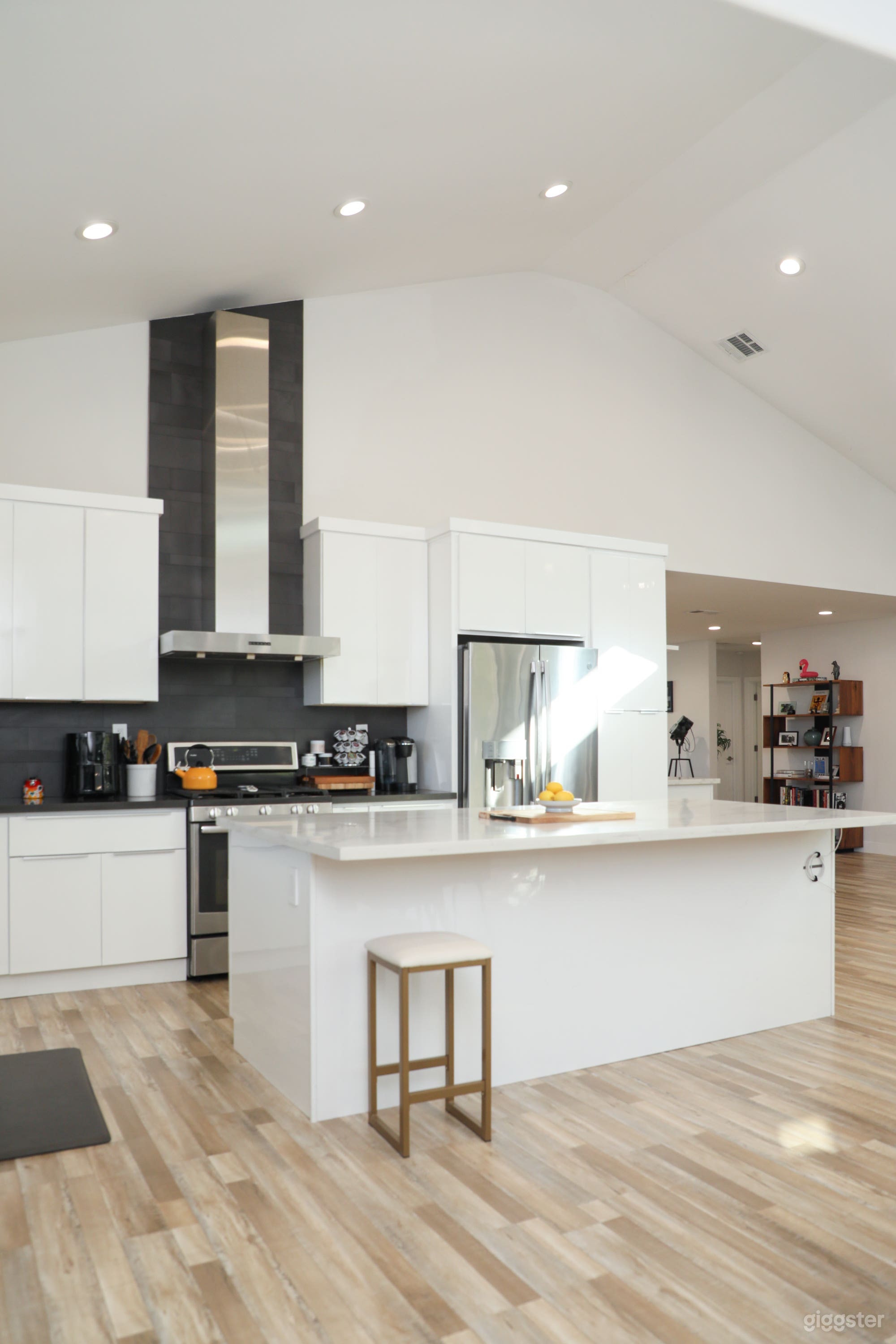 Spacious Open Floor Plan Encino Home Photo 3