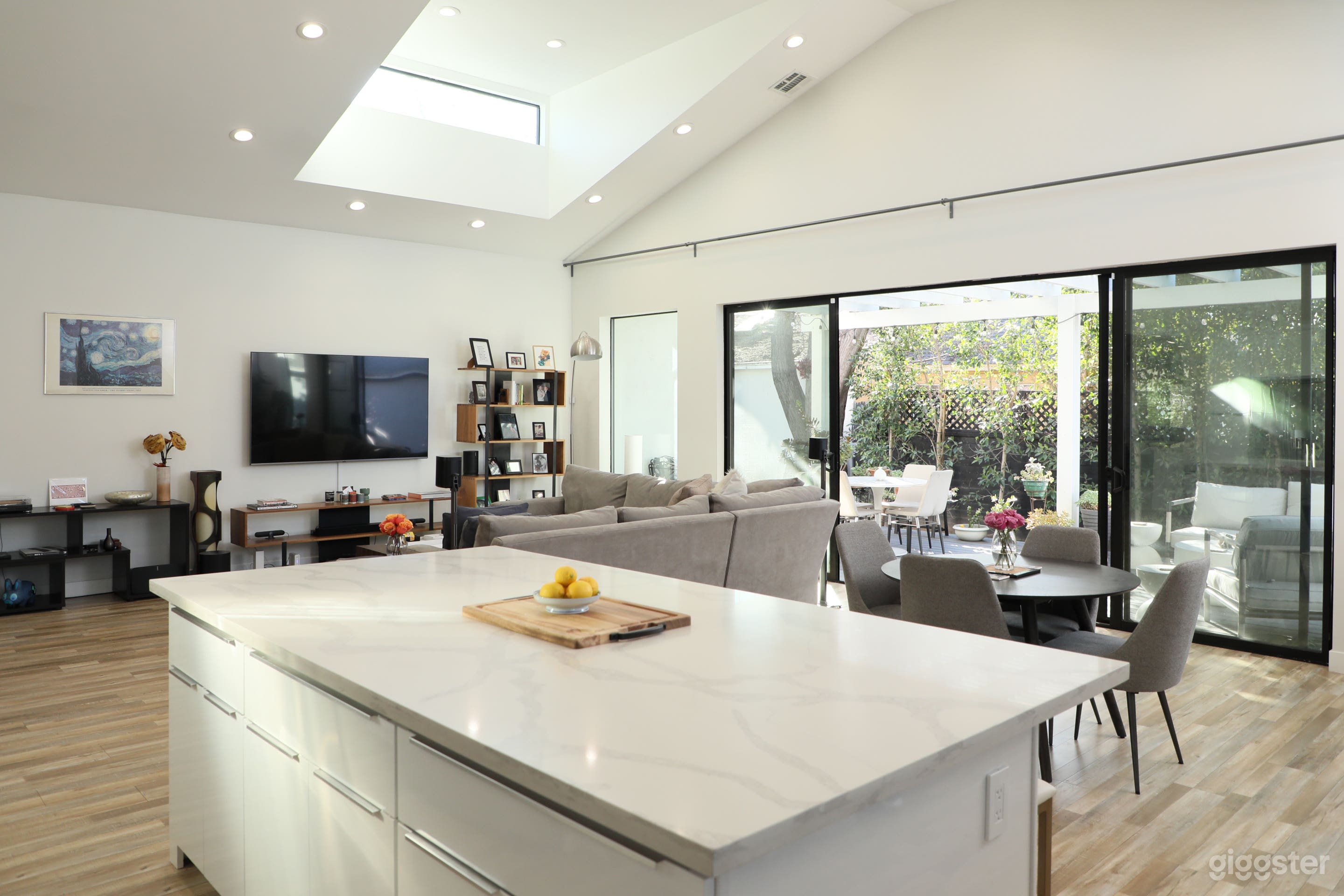 Spacious Open Floor Plan Encino Home Photo 2