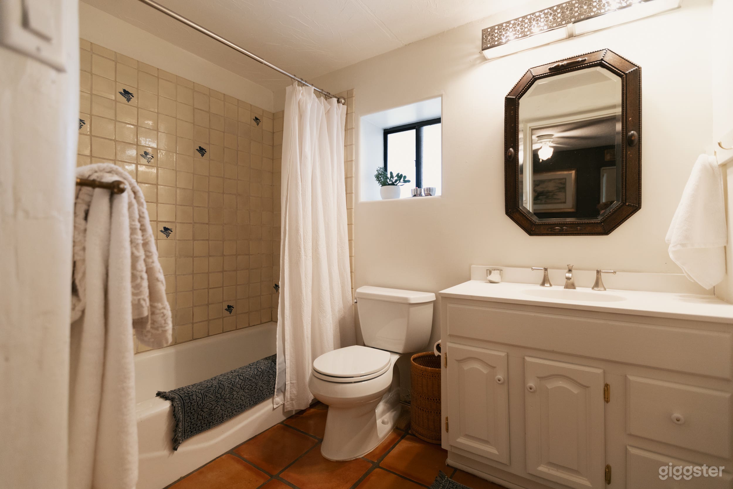 Historic Santa Fe Adobe farmhouse near Canyon Road Photo 4