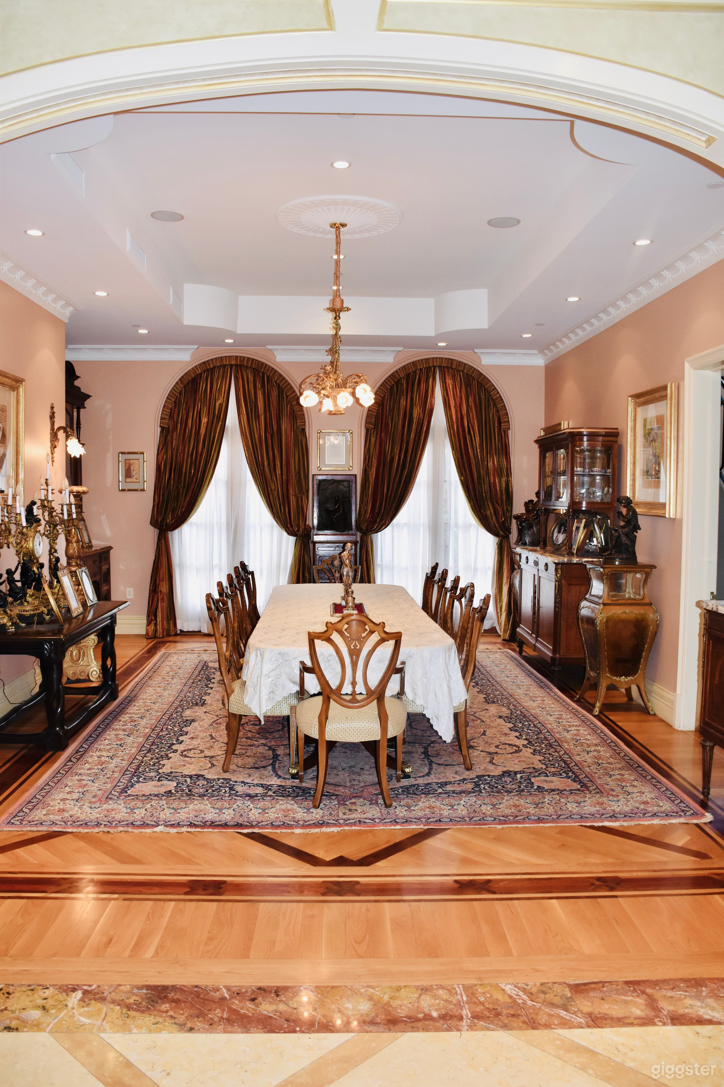 Beverly Hills Breathtaking Home with Easy Access Photo 2