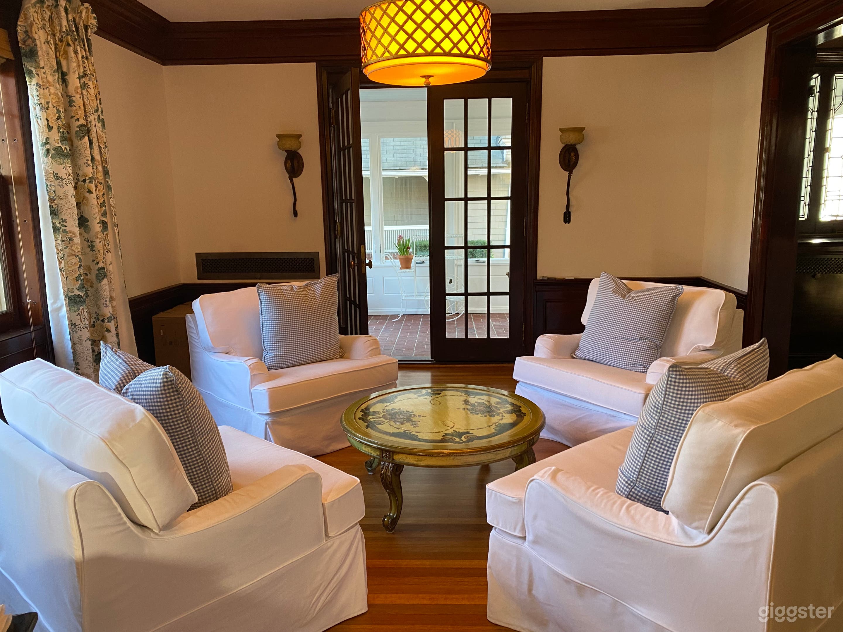 Foyer with white furniture can fit any decor