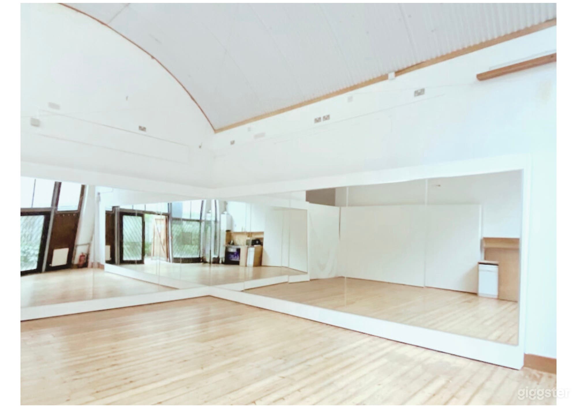Stunning Annex Studio with Wooden Floors, Mirrored Walls and Photo 4
