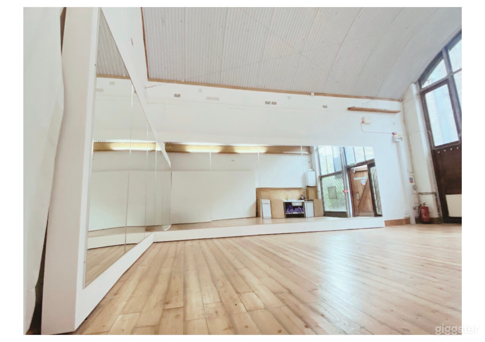 Stunning Annex Studio with Wooden Floors, Mirrored Walls and Photo 3