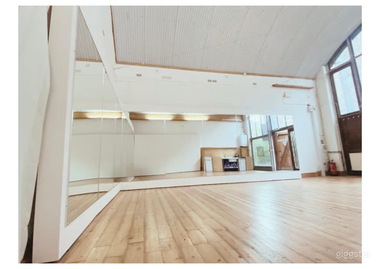  Stunning Annex Studio with Wooden Floors, Mirrored Walls and 