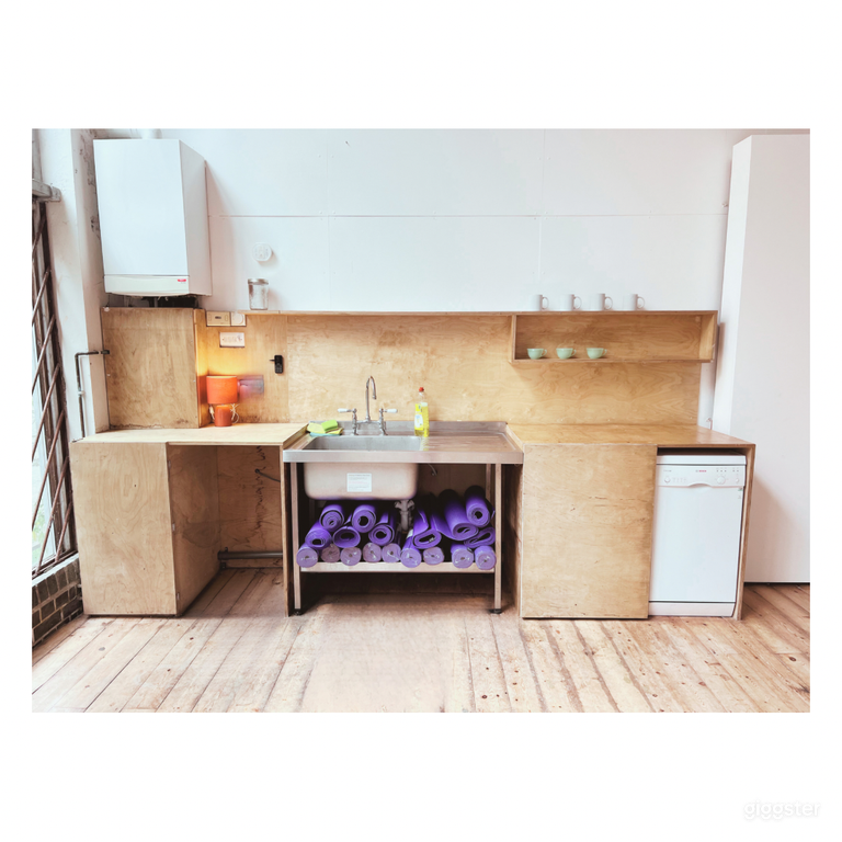  Stunning Annex Studio with Wooden Floors, Mirrored Walls and 