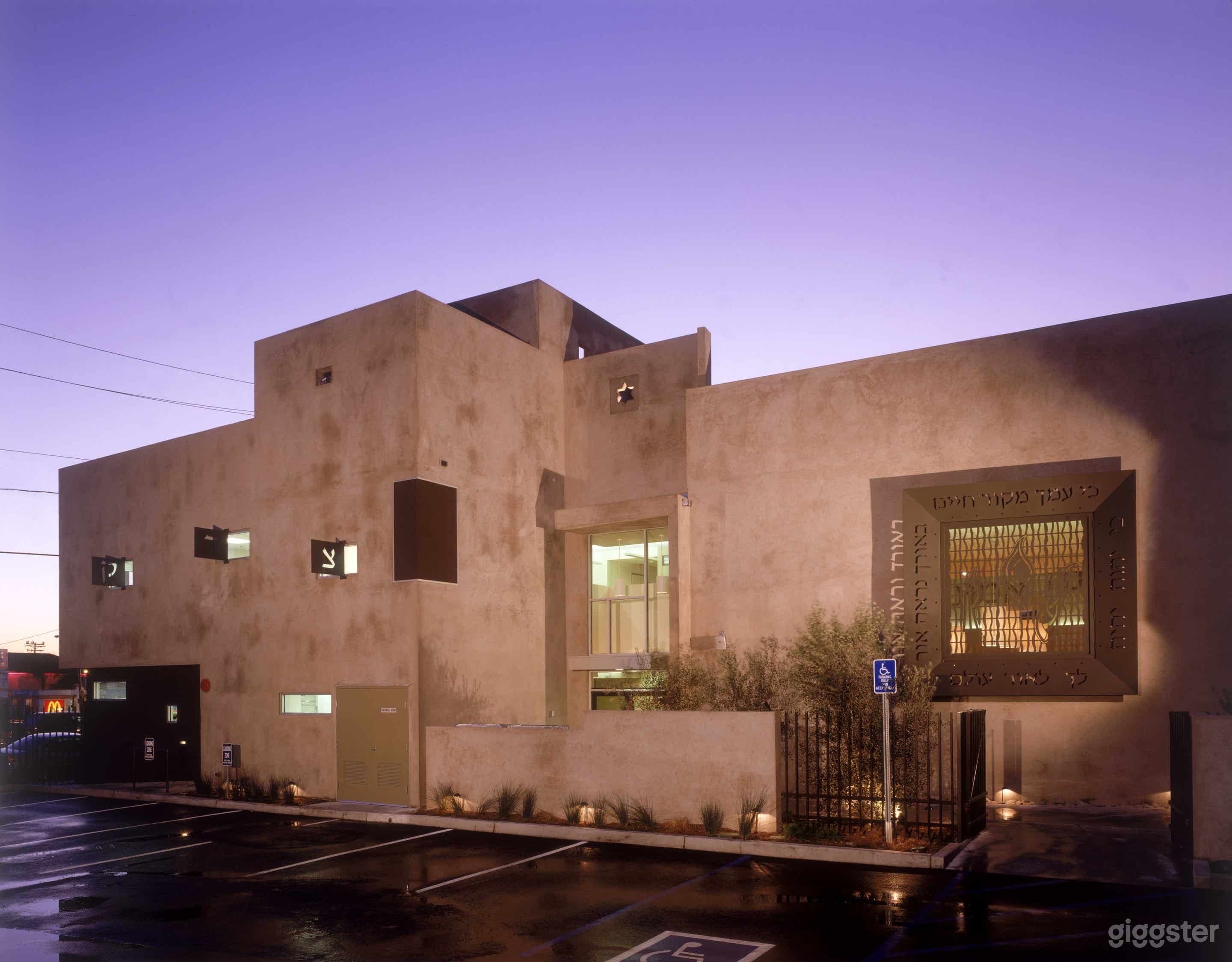 The building possesses an open, contemporary feel, capable of reflecting a variety of spaces from modern and warm to urban and sophisticated. Overall, a distinct setting. 