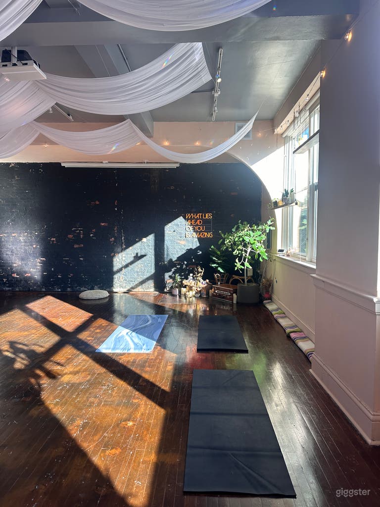  Sun-lit Bright Yoga Studio 
