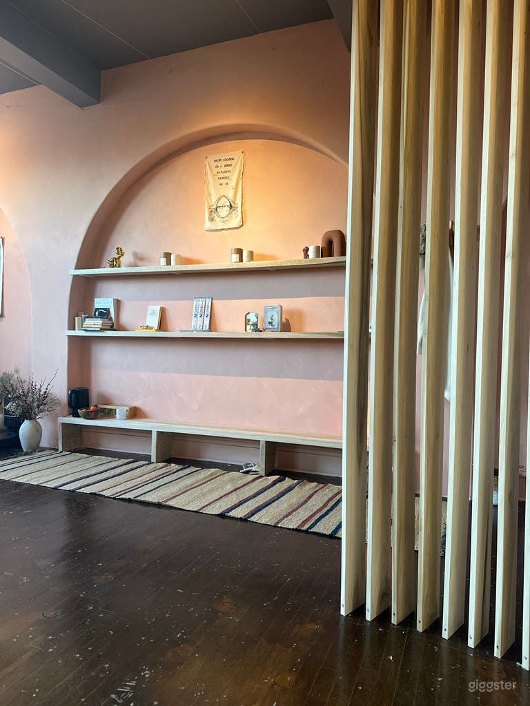  Sun-lit Bright Yoga Studio 
