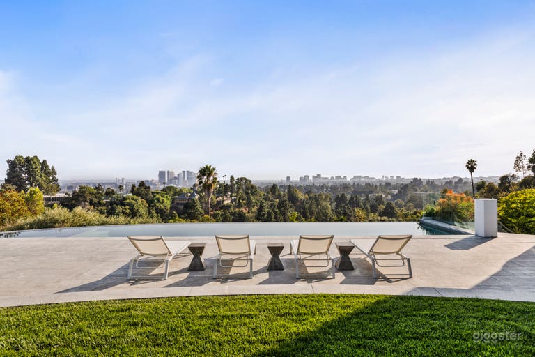  The Beverly Hills Glass House – Iconic Architectural Masterpiece 