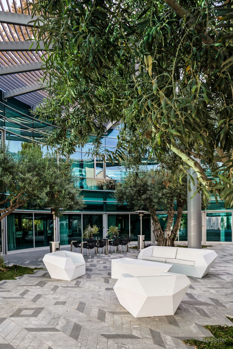  The Beverly Hills Glass House – Iconic Architectural Masterpiece 