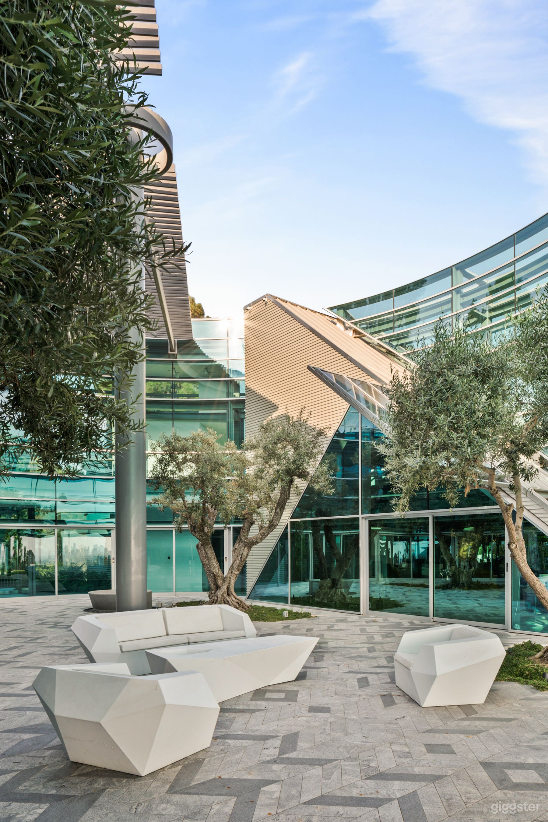 The Beverly Hills Glass House – Iconic Architectural Masterpiece Photo 4