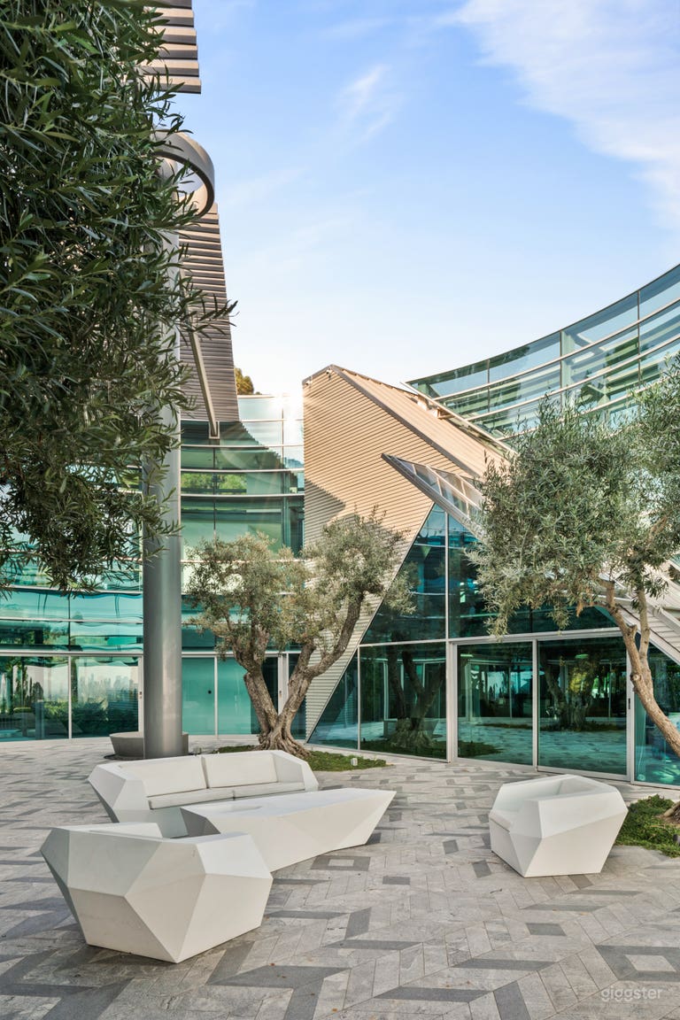  The Beverly Hills Glass House – Iconic Architectural Masterpiece 