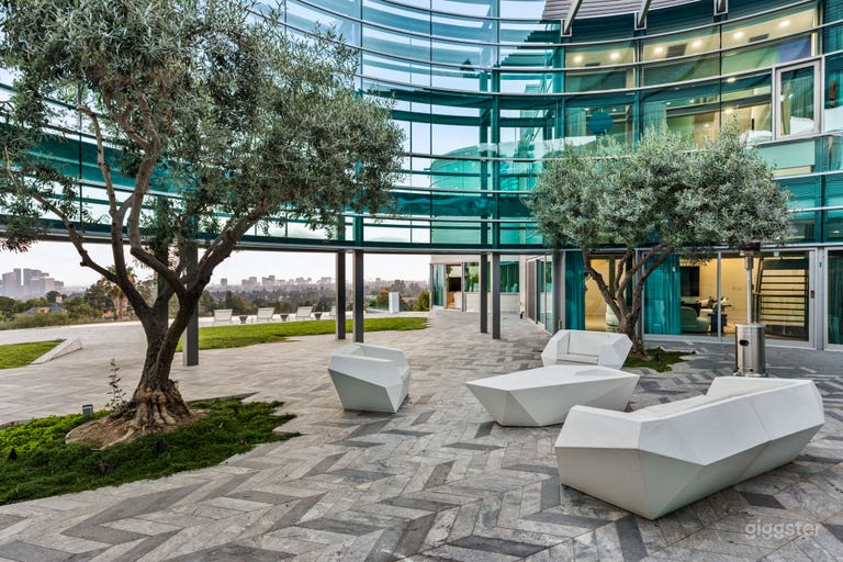  The Beverly Hills Glass House – Iconic Architectural Masterpiece 