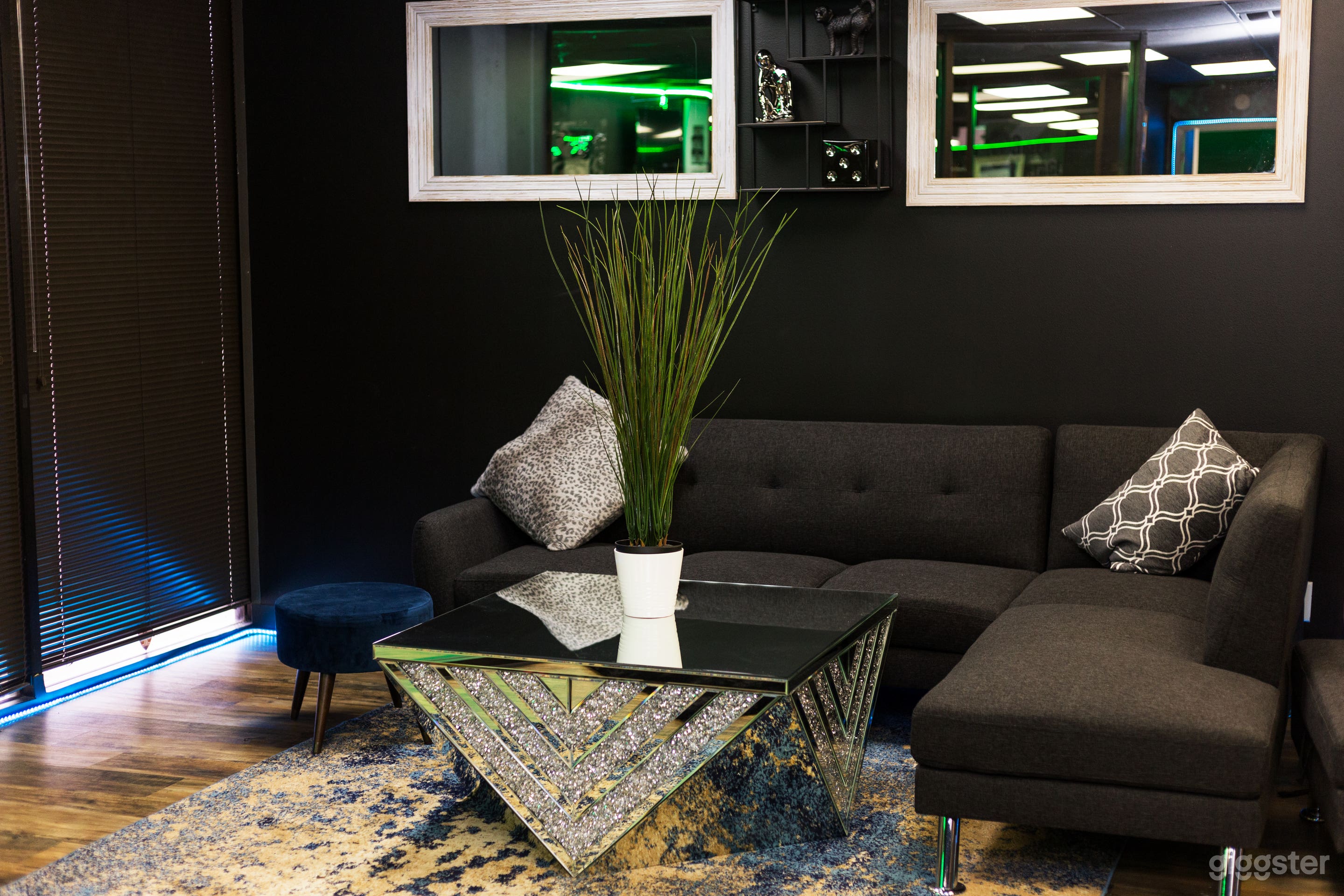 LOUNGE AREA FOR GUEST TO HAVE A COCKTAIL OR USE WI-FI